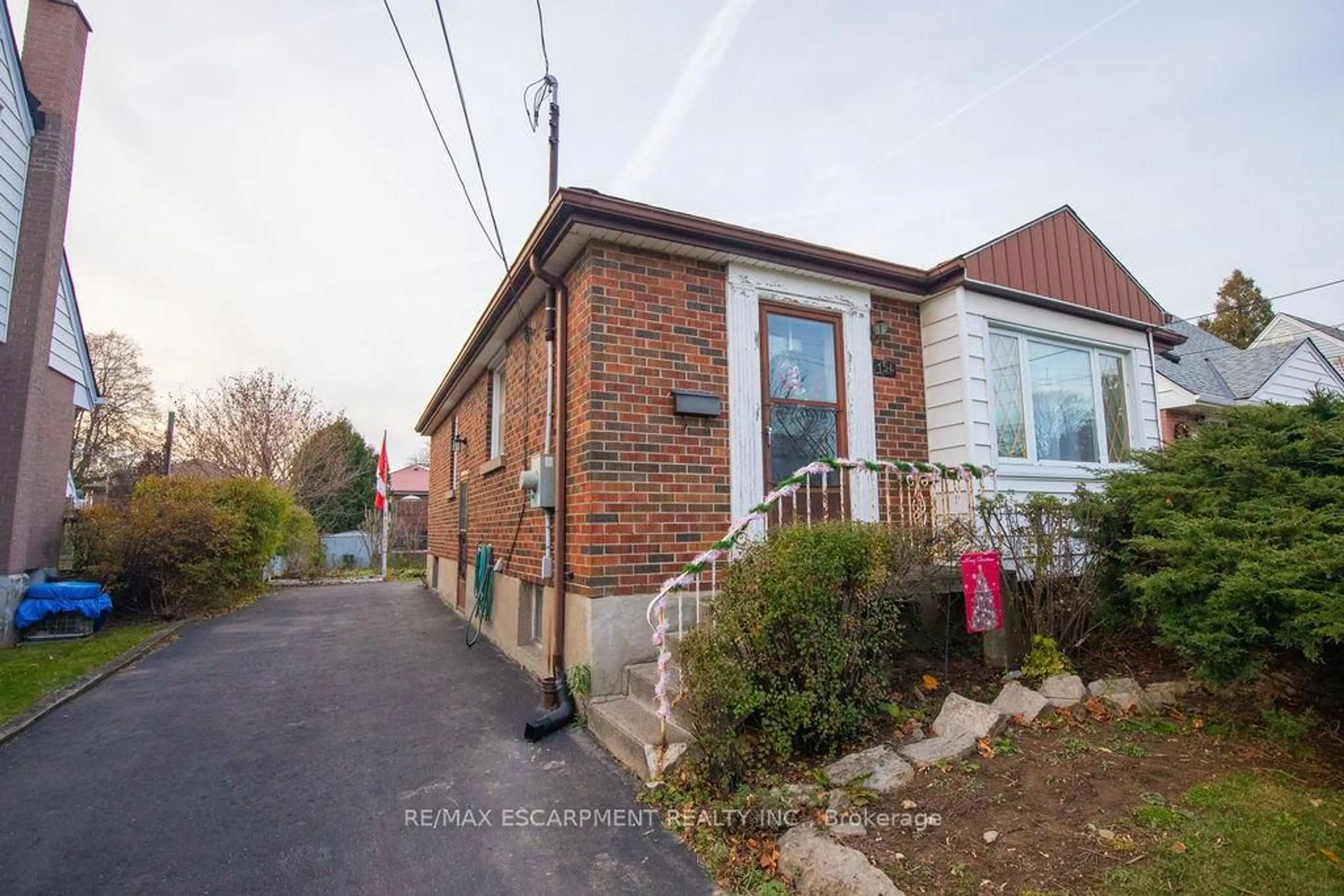 A pic from outside/outdoor area/front of a property/back of a property/a pic from drone, unknown for 156 East 36th St, Hamilton Ontario L8W 1C8