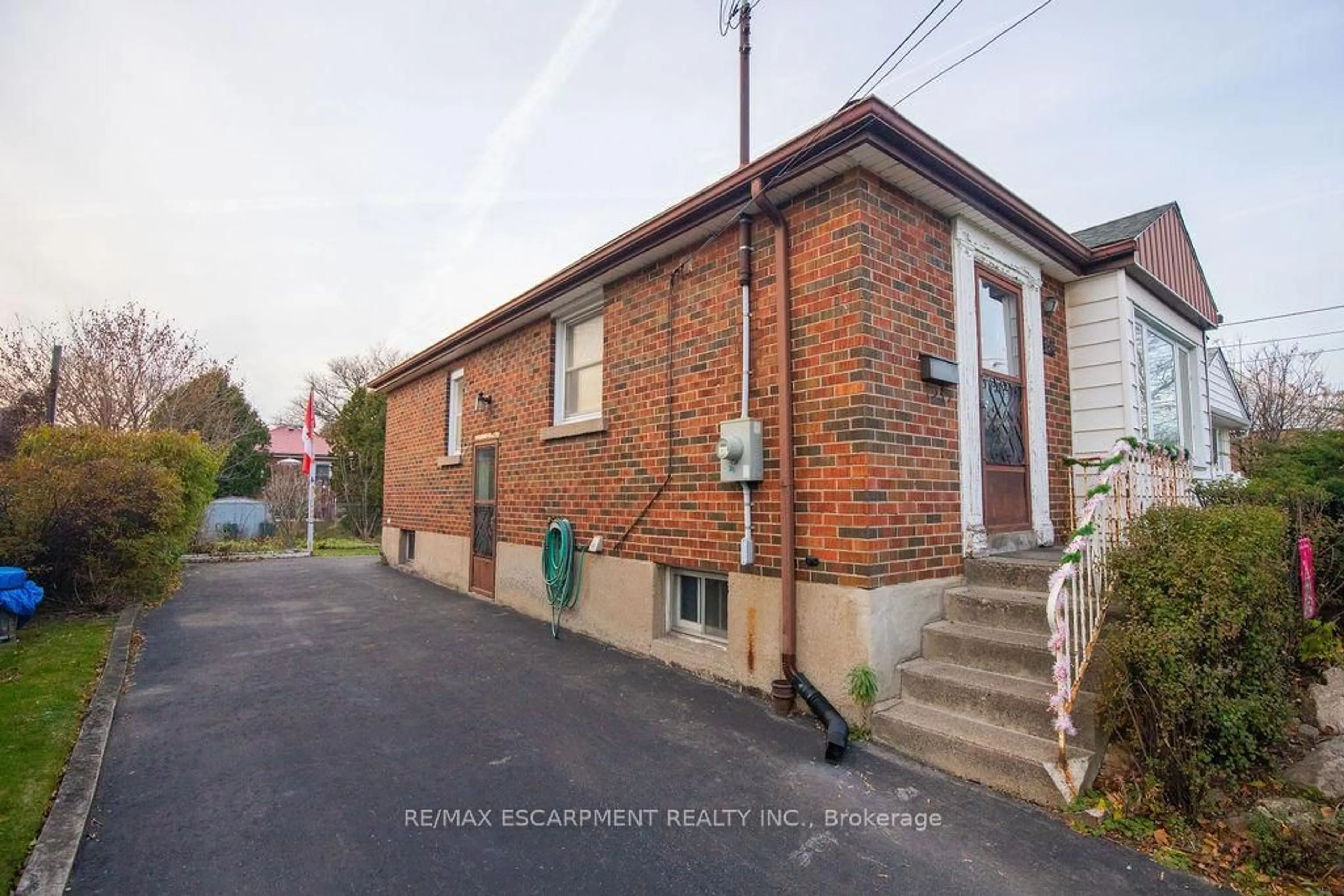 A pic from outside/outdoor area/front of a property/back of a property/a pic from drone, building for 156 East 36th St, Hamilton Ontario L8W 1C8