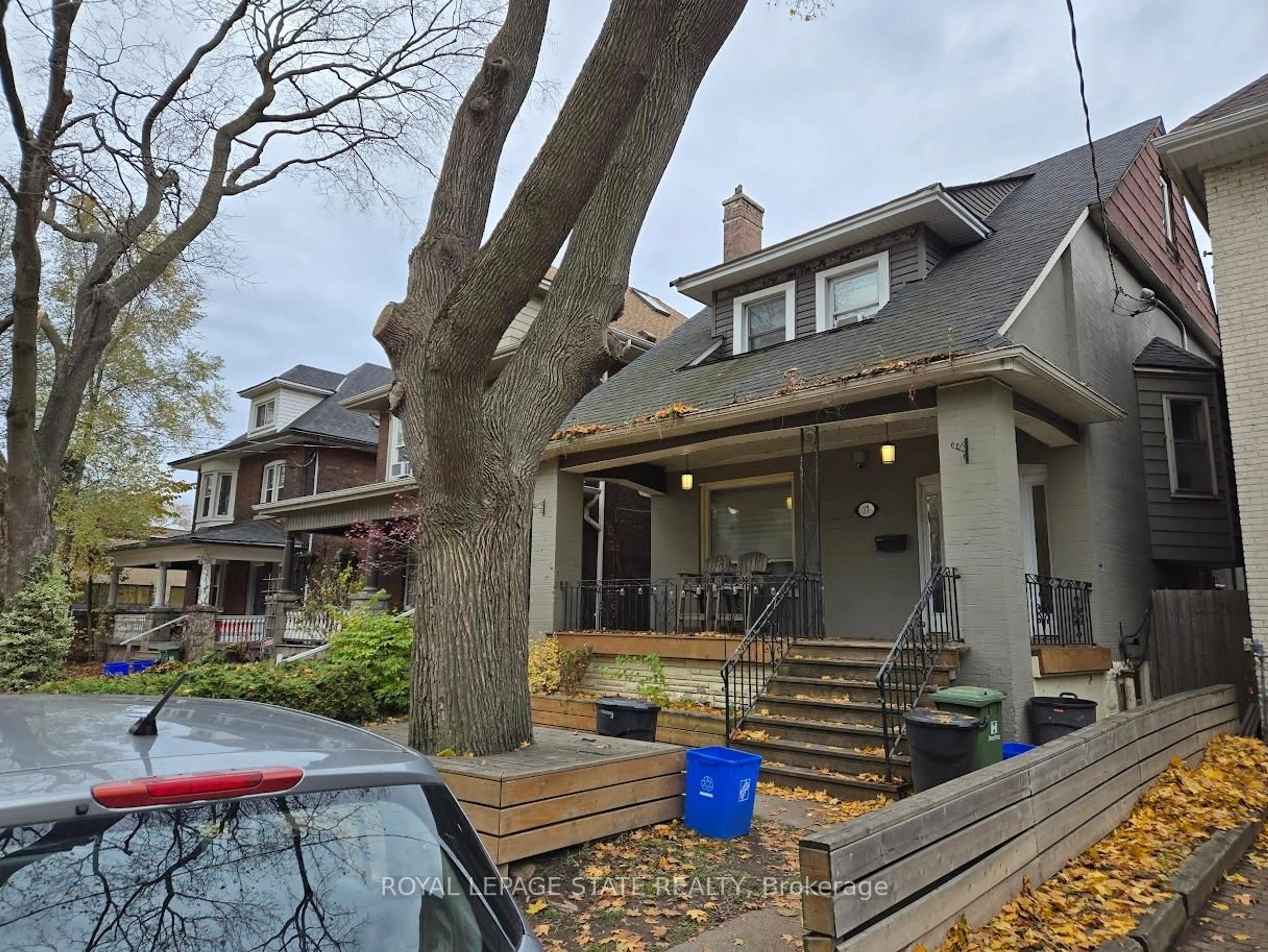 A pic from outside/outdoor area/front of a property/back of a property/a pic from drone, street for 17 Fairleigh Ave, Hamilton Ontario L8M 2K1