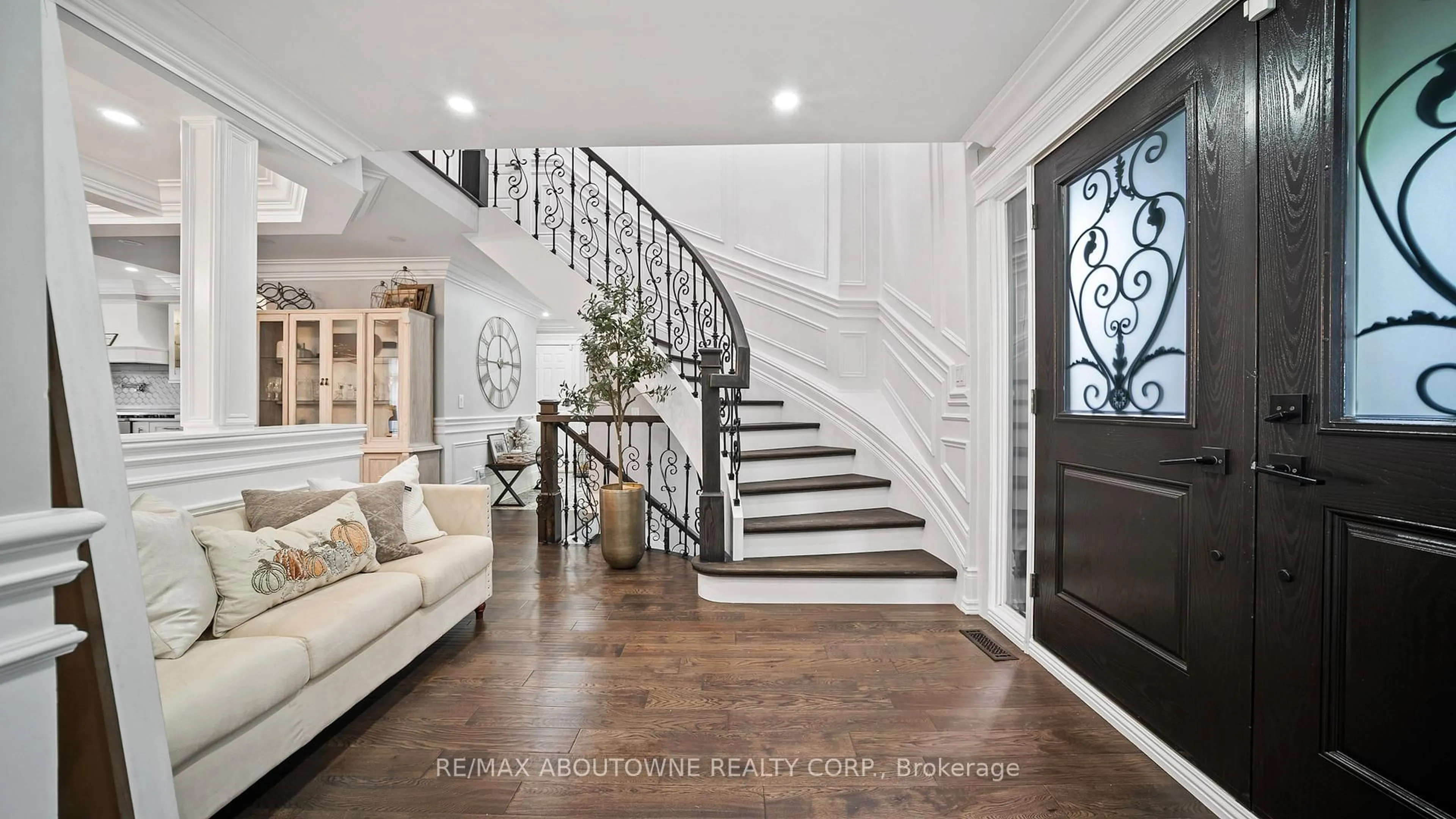 Indoor entryway for 11 John Murray St, Hamilton Ontario L8J 1C5