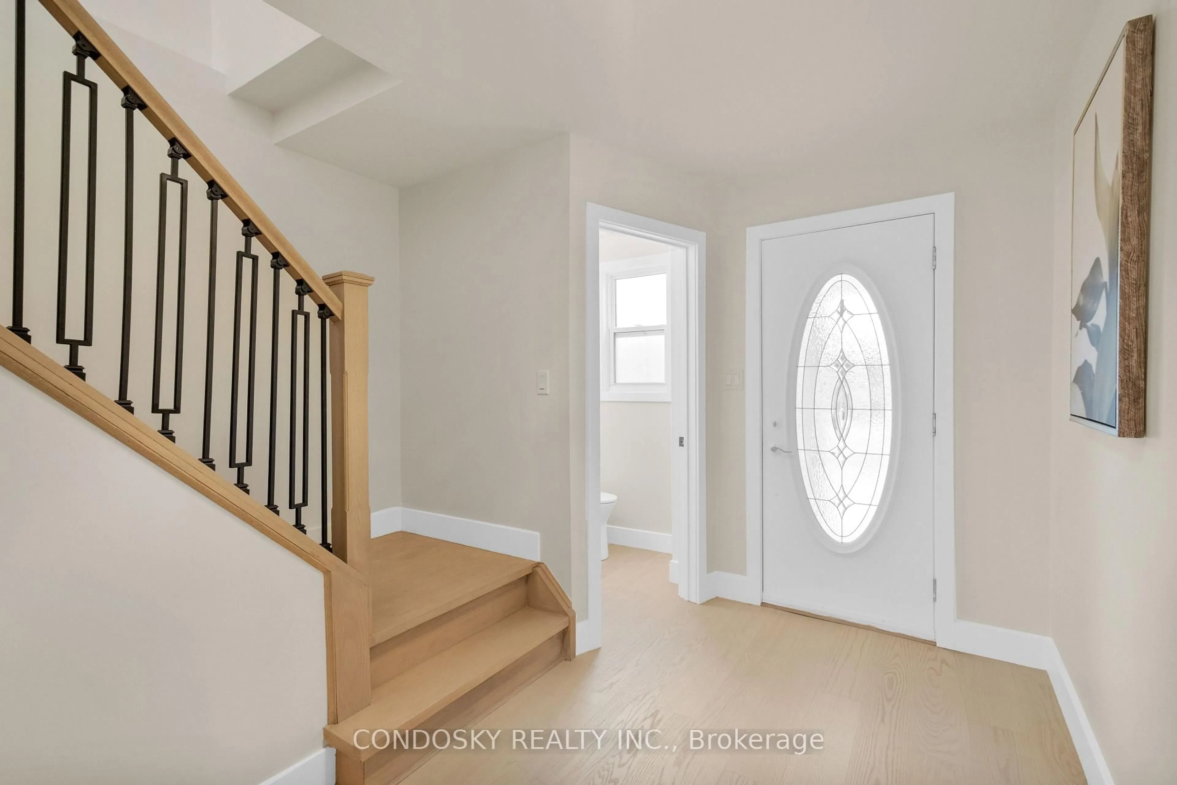 Indoor entryway for 311 Macintosh Dr, Hamilton Ontario L8E 3Z6
