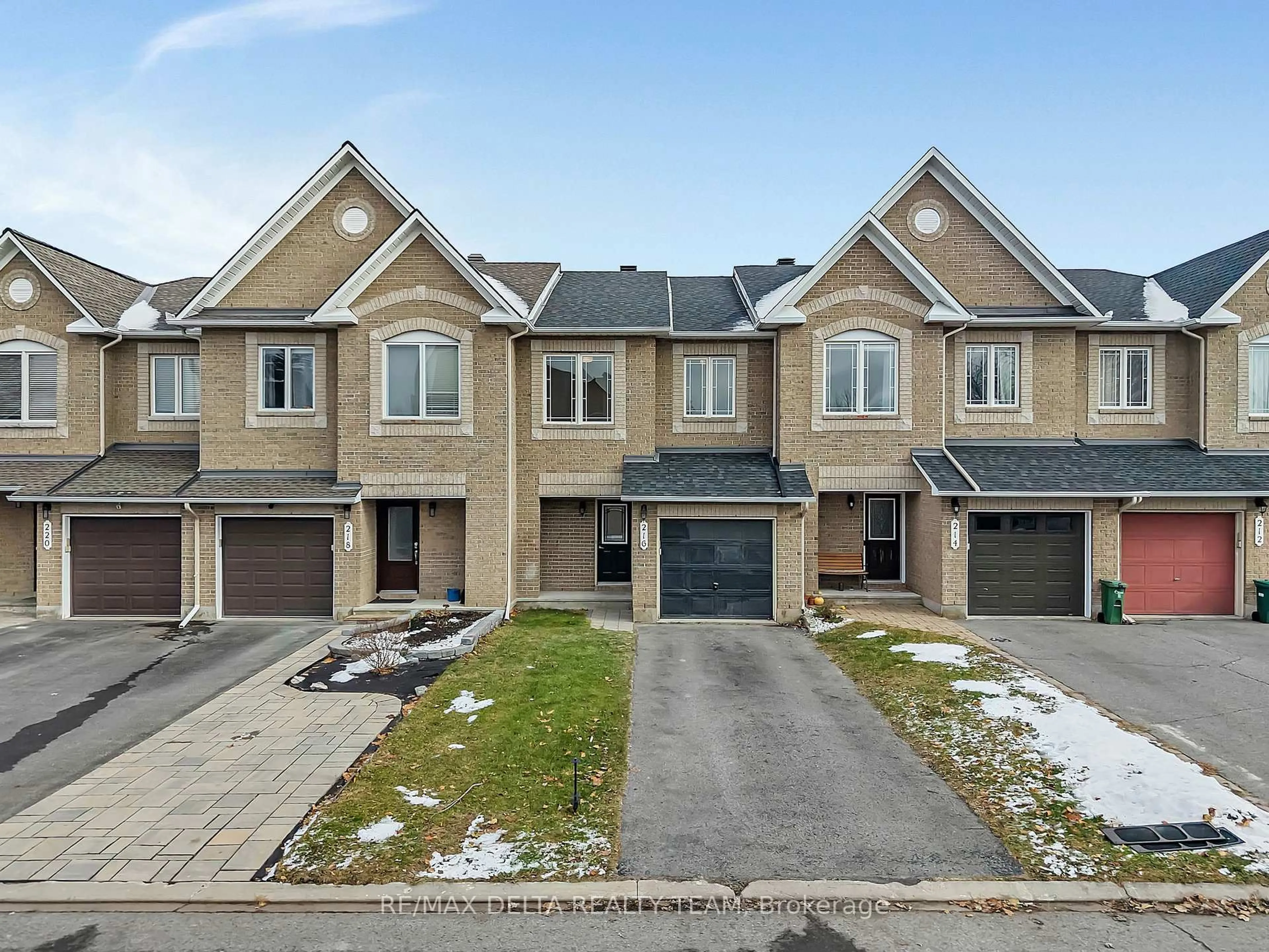 A pic from outside/outdoor area/front of a property/back of a property/a pic from drone, street for 216 Forestcrest St, Ottawa Ontario K1C 7R5