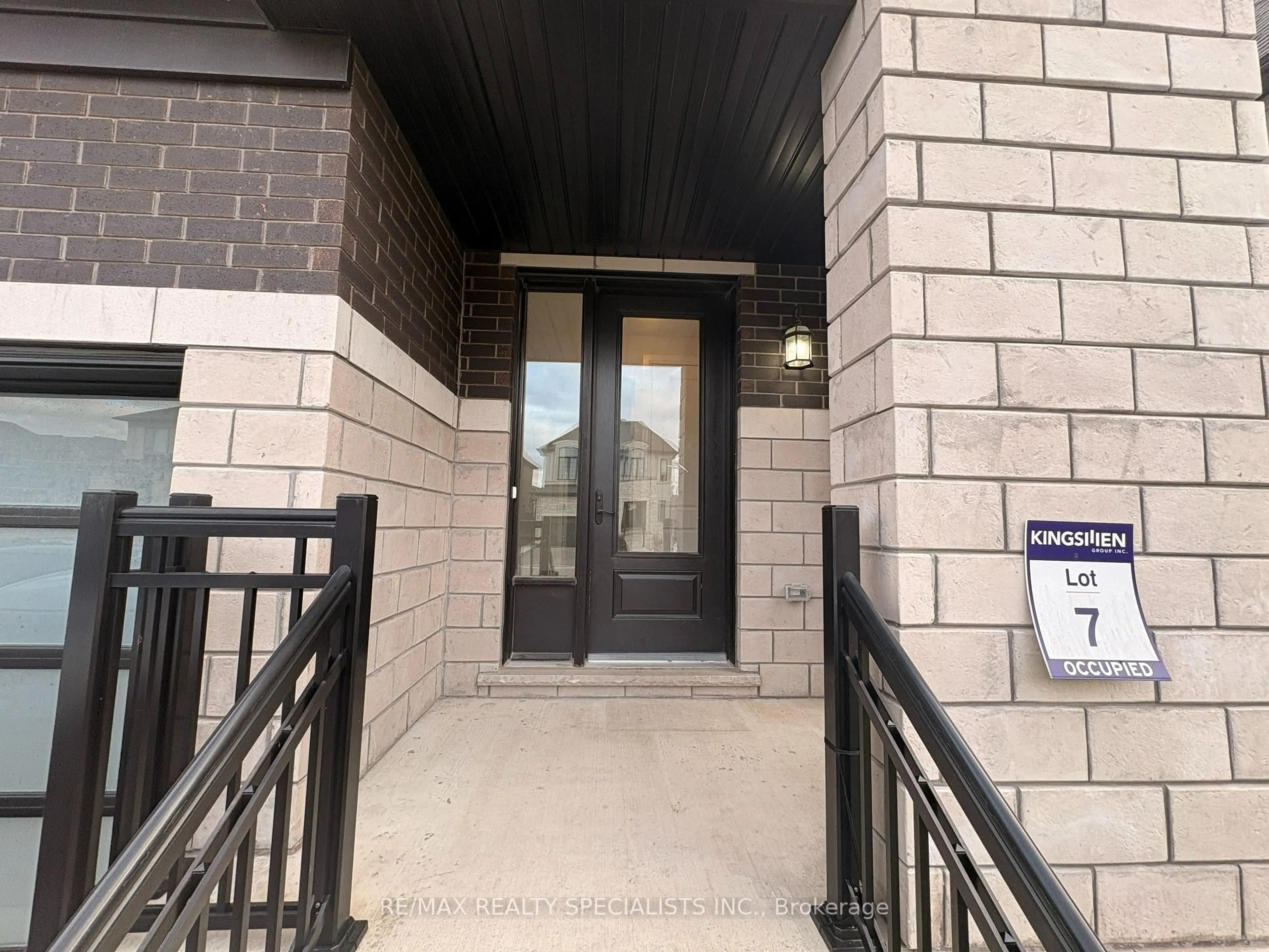 Indoor entryway for 995 Edinburgh Dr, Woodstock Ontario N4T 0G8