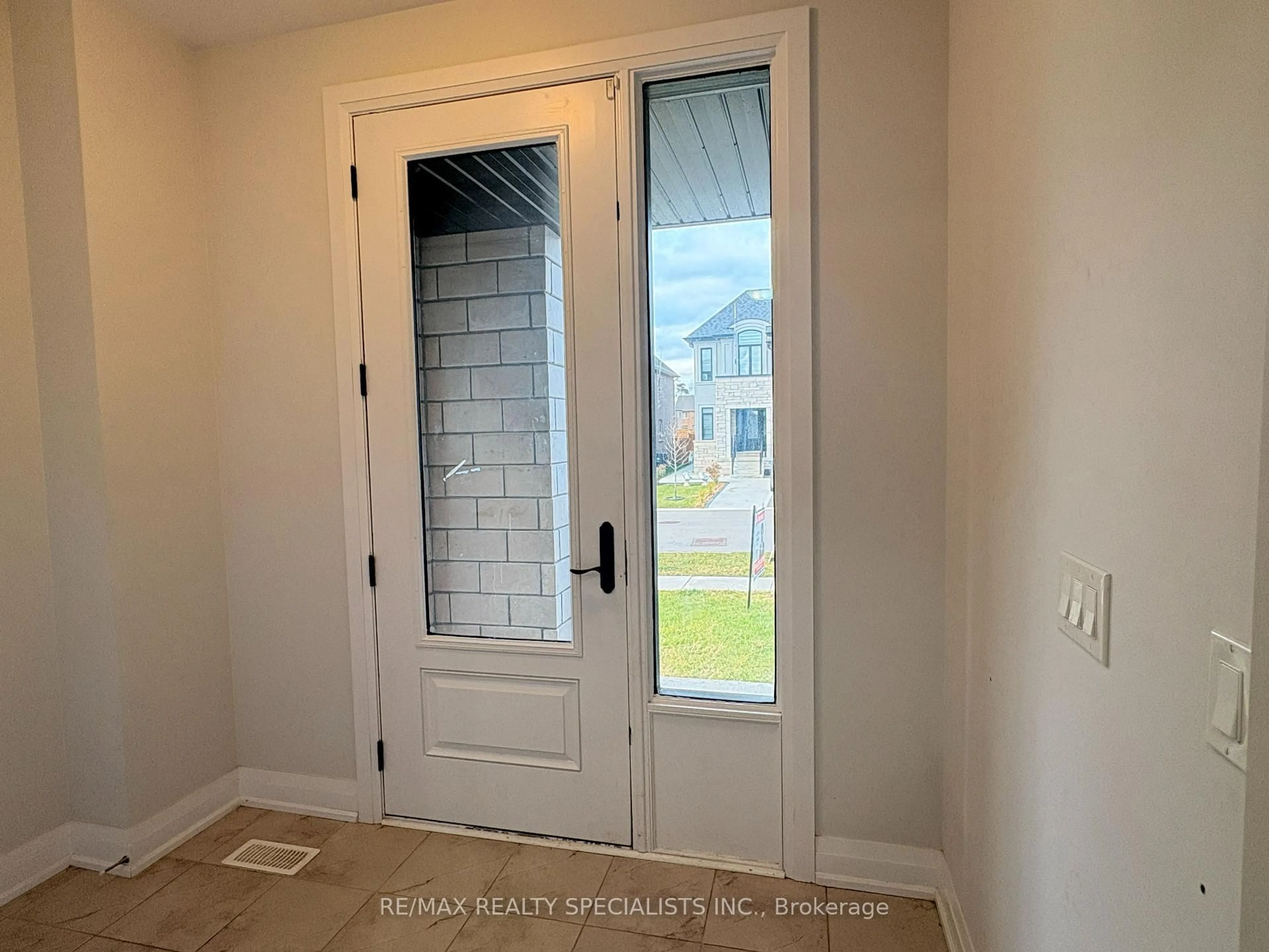 Indoor entryway for 995 Edinburgh Dr, Woodstock Ontario N4T 0G8