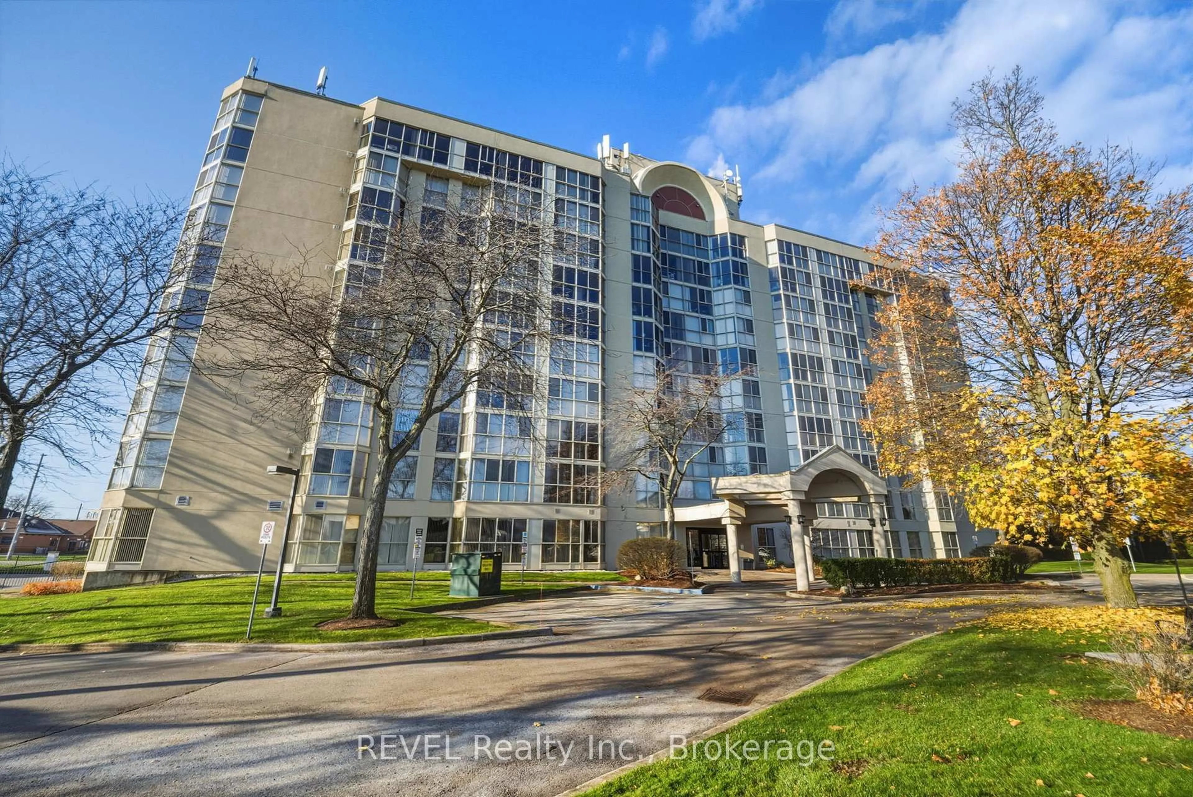 Indoor foyer for 162 Martindale Rd #207, St. Catharines Ontario L2S 3S4