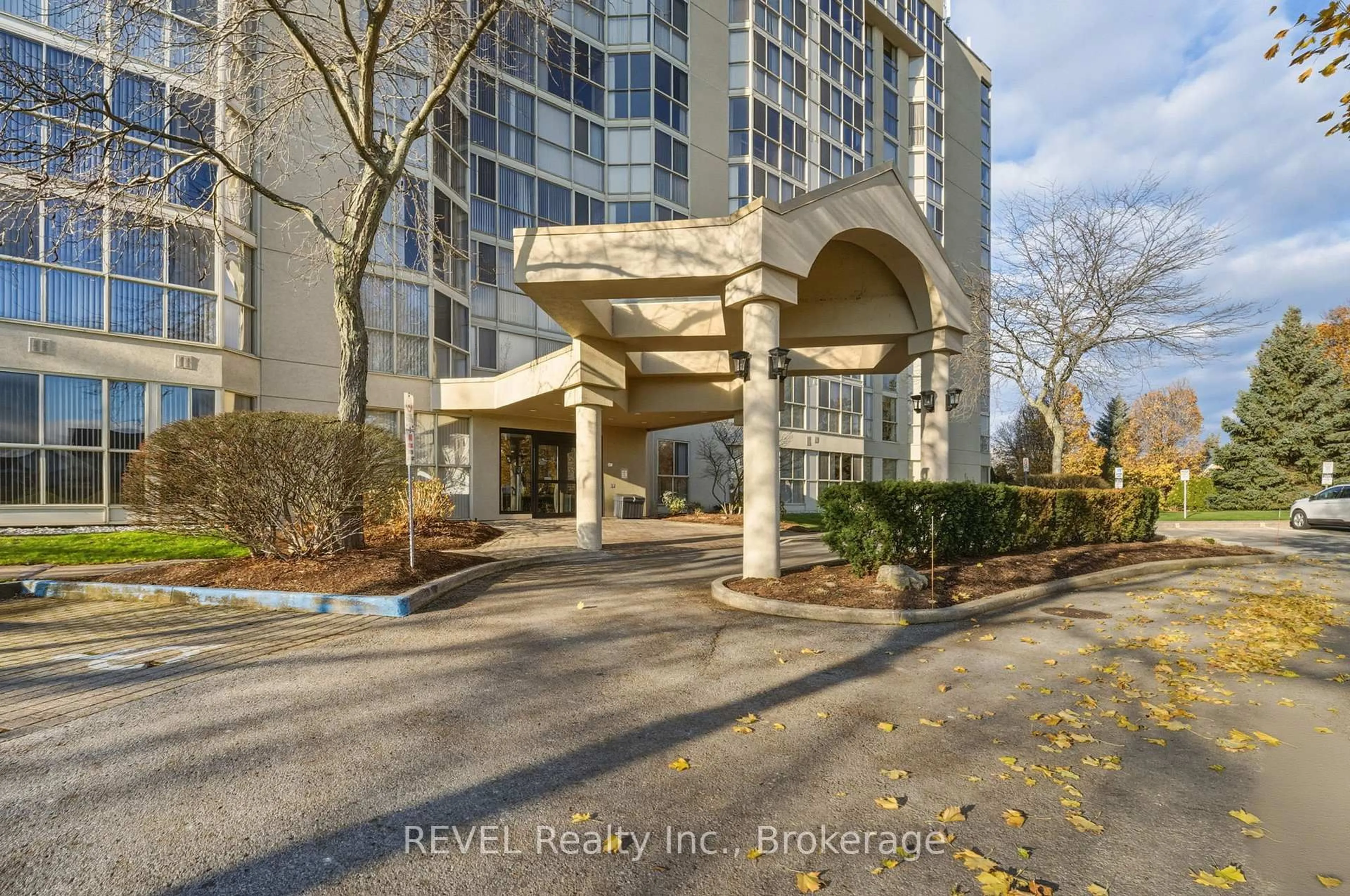 Indoor foyer for 162 Martindale Rd #207, St. Catharines Ontario L2S 3S4