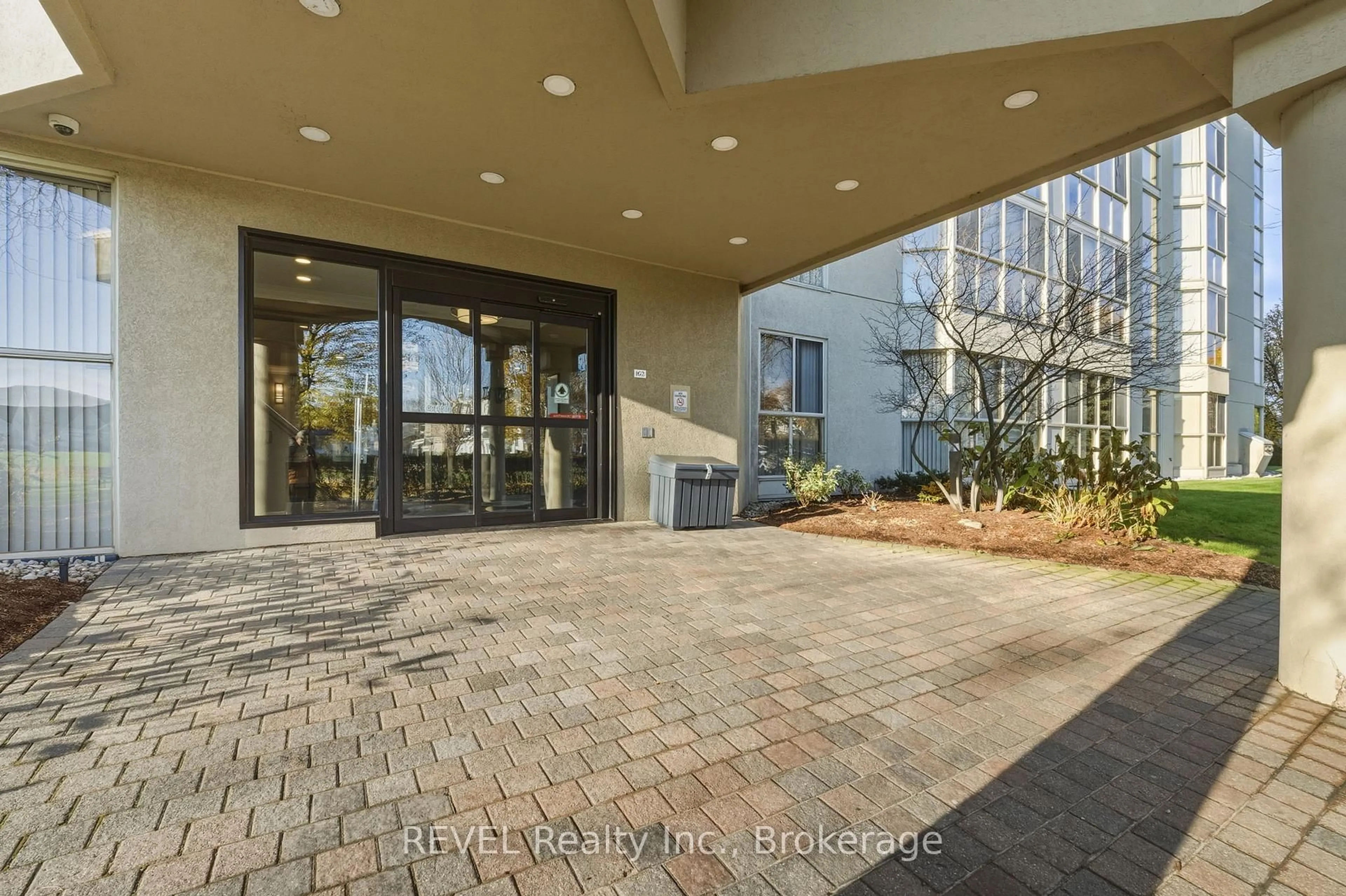 Indoor foyer for 162 Martindale Rd #207, St. Catharines Ontario L2S 3S4