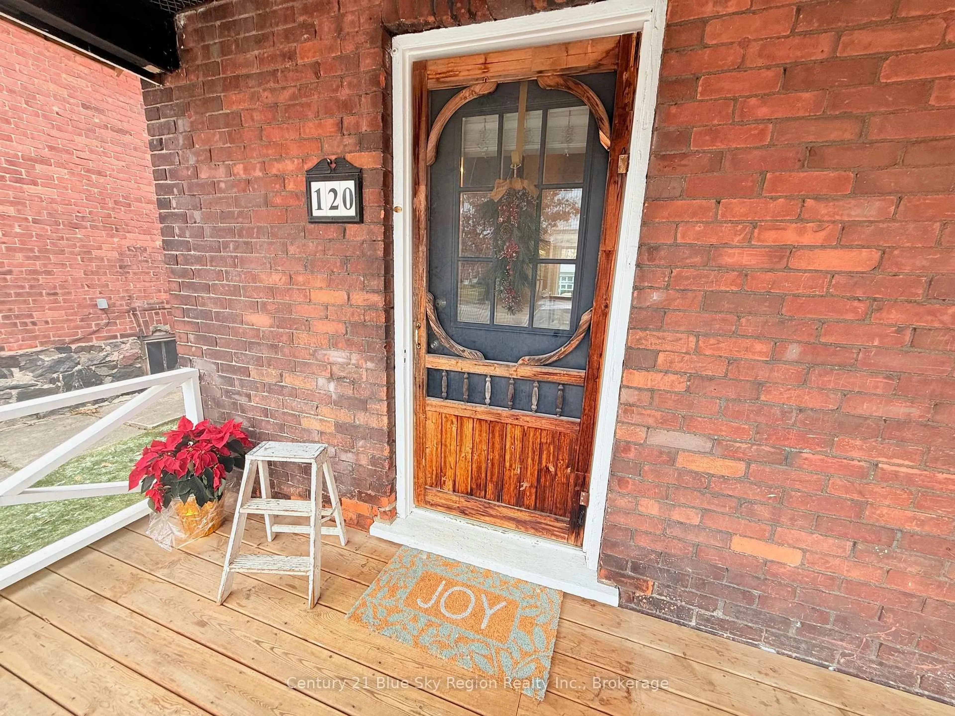 Indoor entryway for 120 Second Ave, North Bay Ontario P1B 3K8