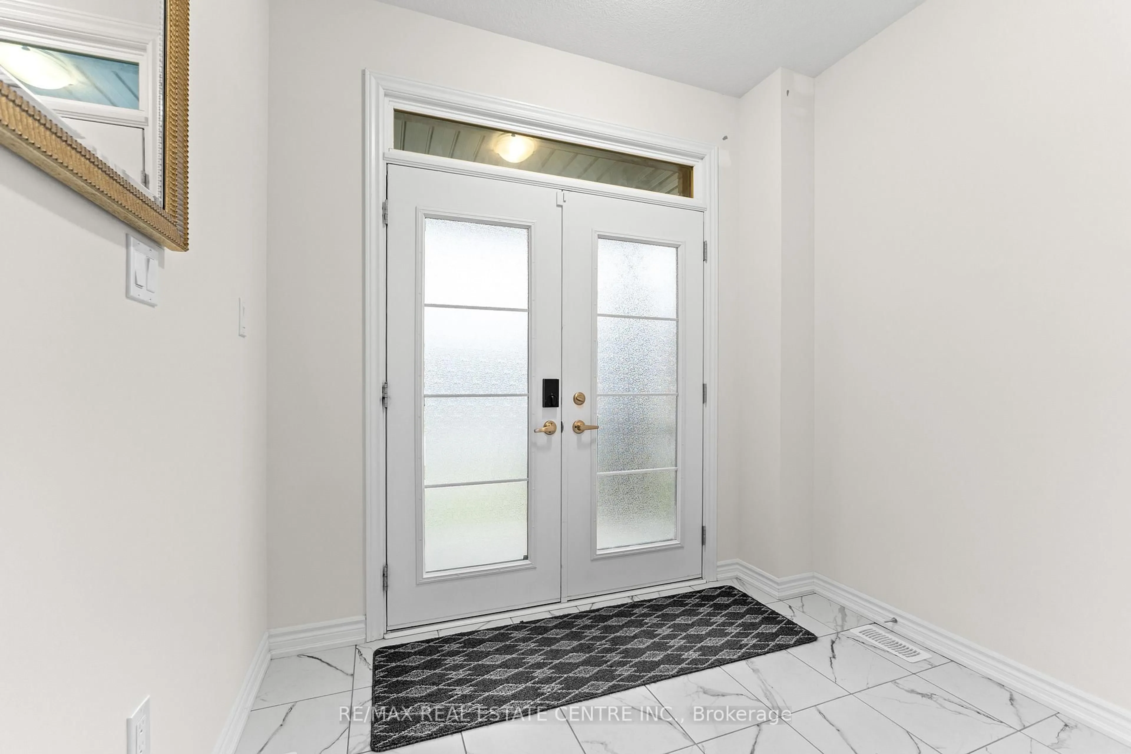 Indoor entryway for 22 Peach St, Thorold Ontario L2E 6S4