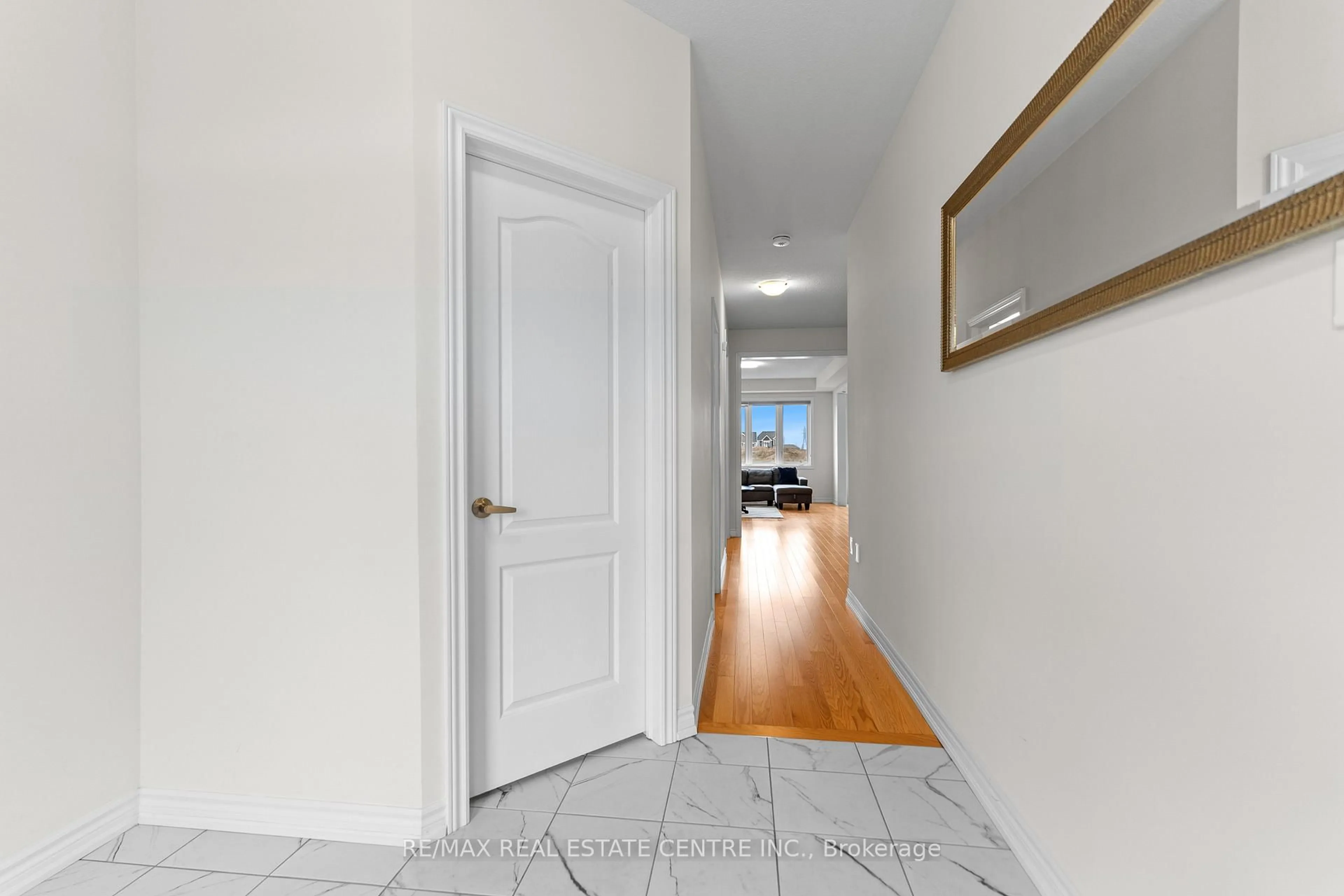 Indoor entryway for 22 Peach St, Thorold Ontario L2E 6S4