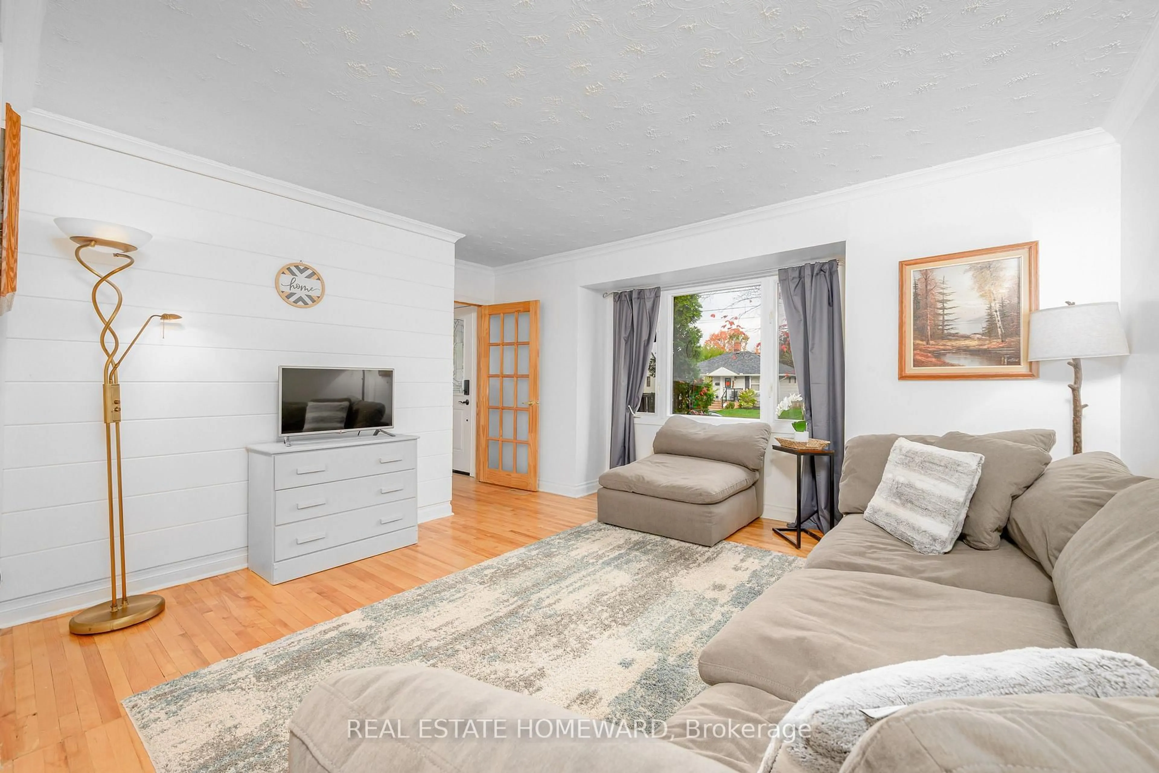 Living room with furniture, unknown for 521 O'connell Rd, Peterborough Ontario K9J 4E2