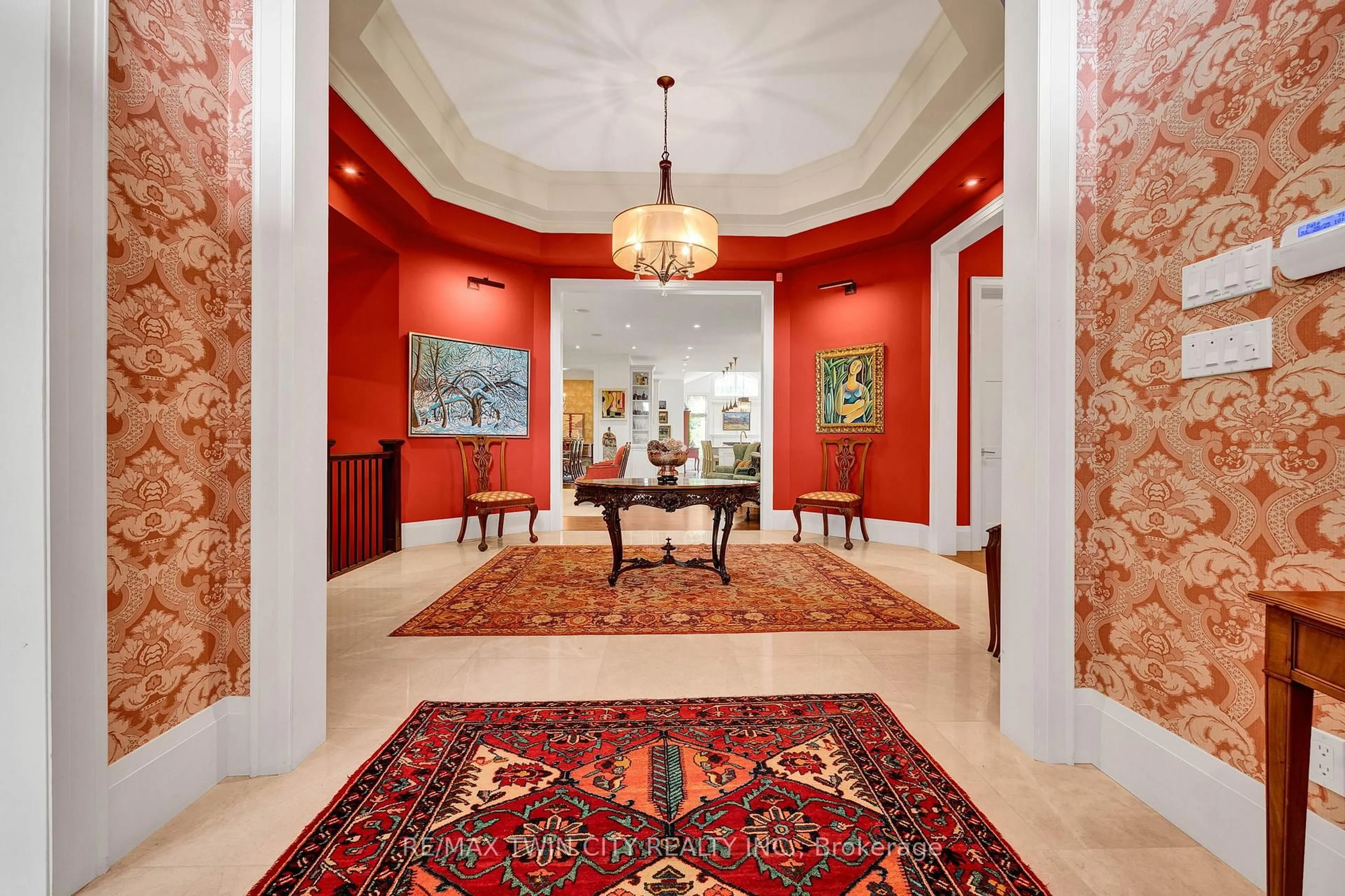 Indoor foyer for 585 Regal Pl, Waterloo Ontario N2V 2G3