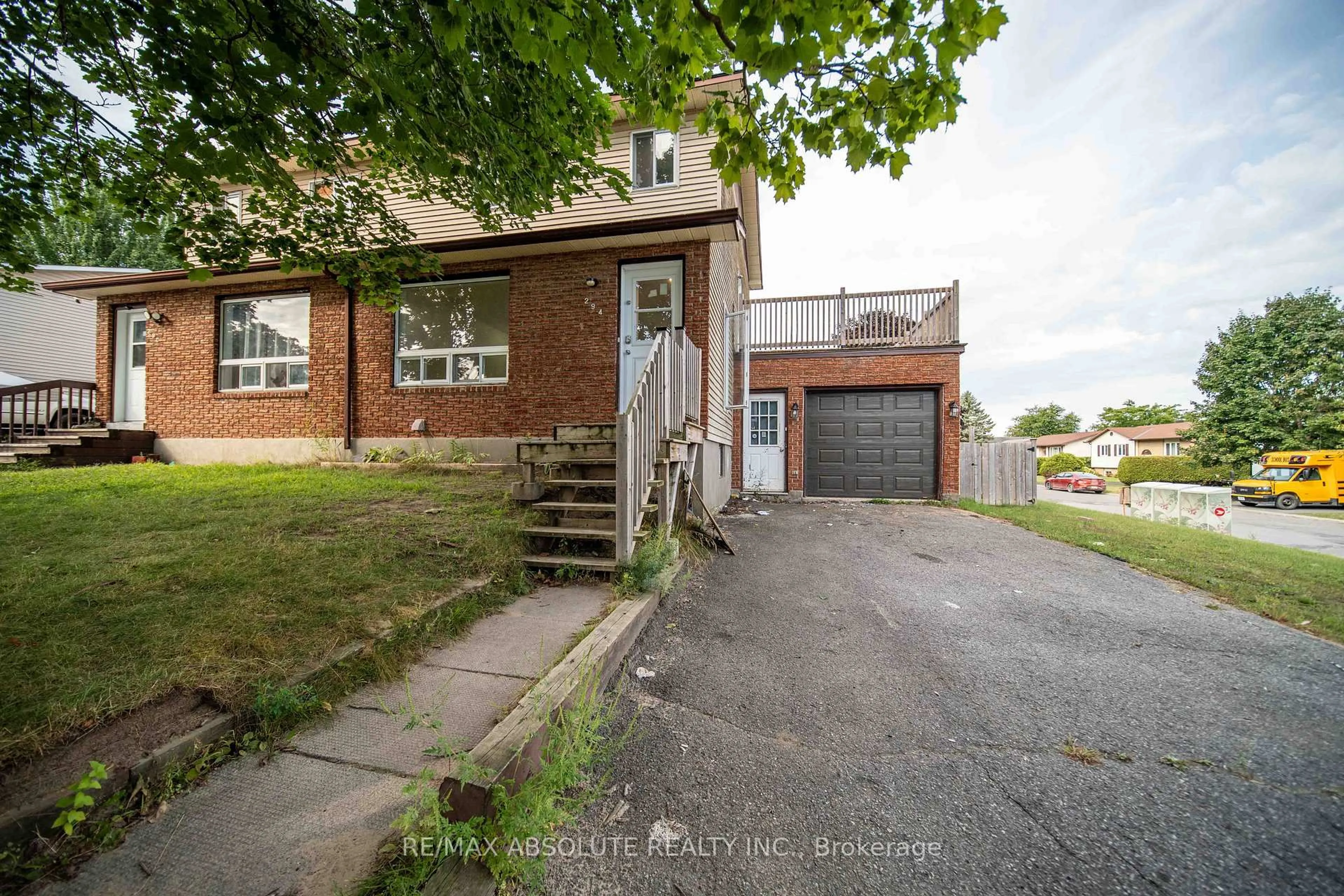 A pic from outside/outdoor area/front of a property/back of a property/a pic from drone, street for 294 Therese Ave, Clarence-Rockland Ontario K4K 1G9