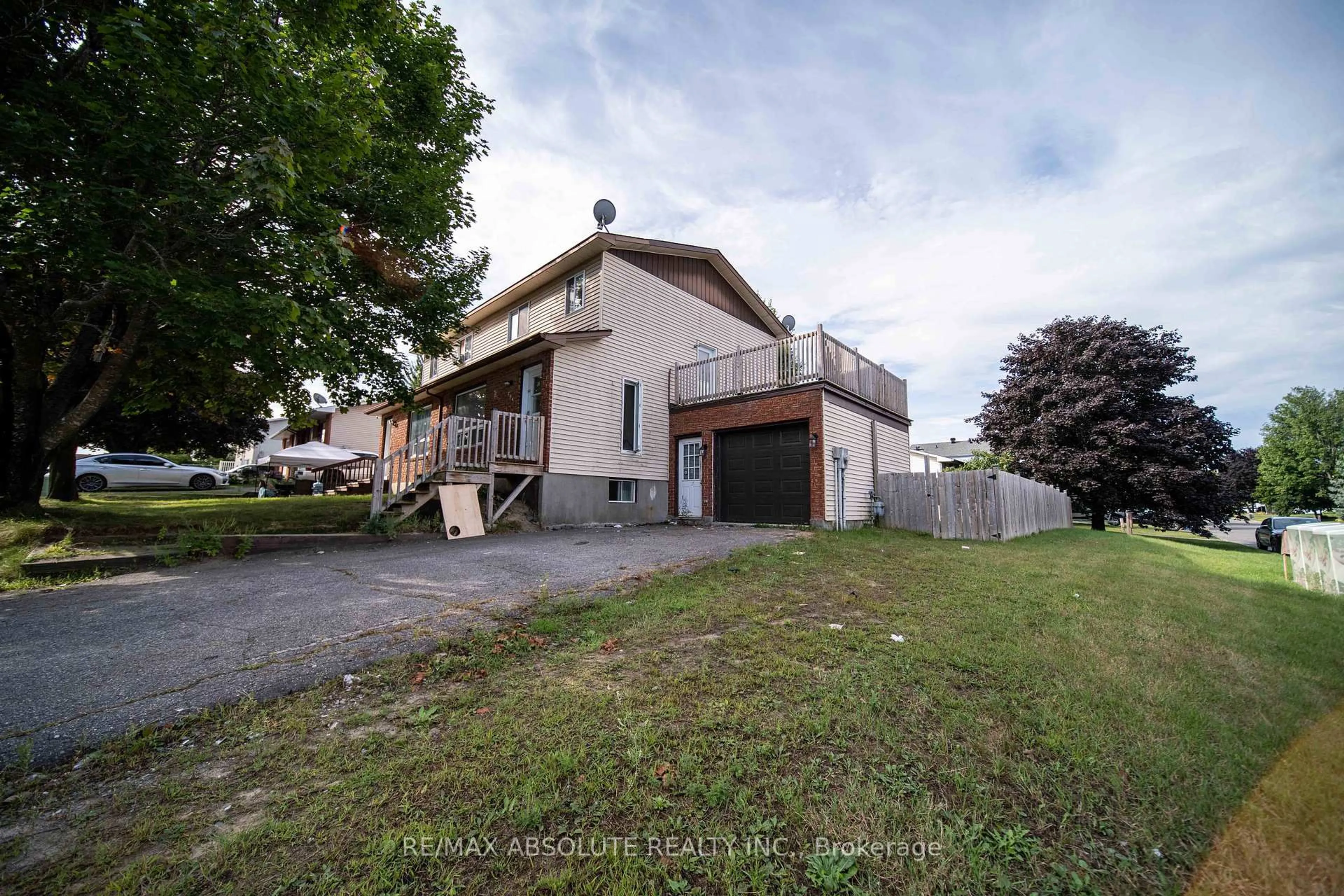 A pic from outside/outdoor area/front of a property/back of a property/a pic from drone, street for 294 Therese Ave, Clarence-Rockland Ontario K4K 1G9