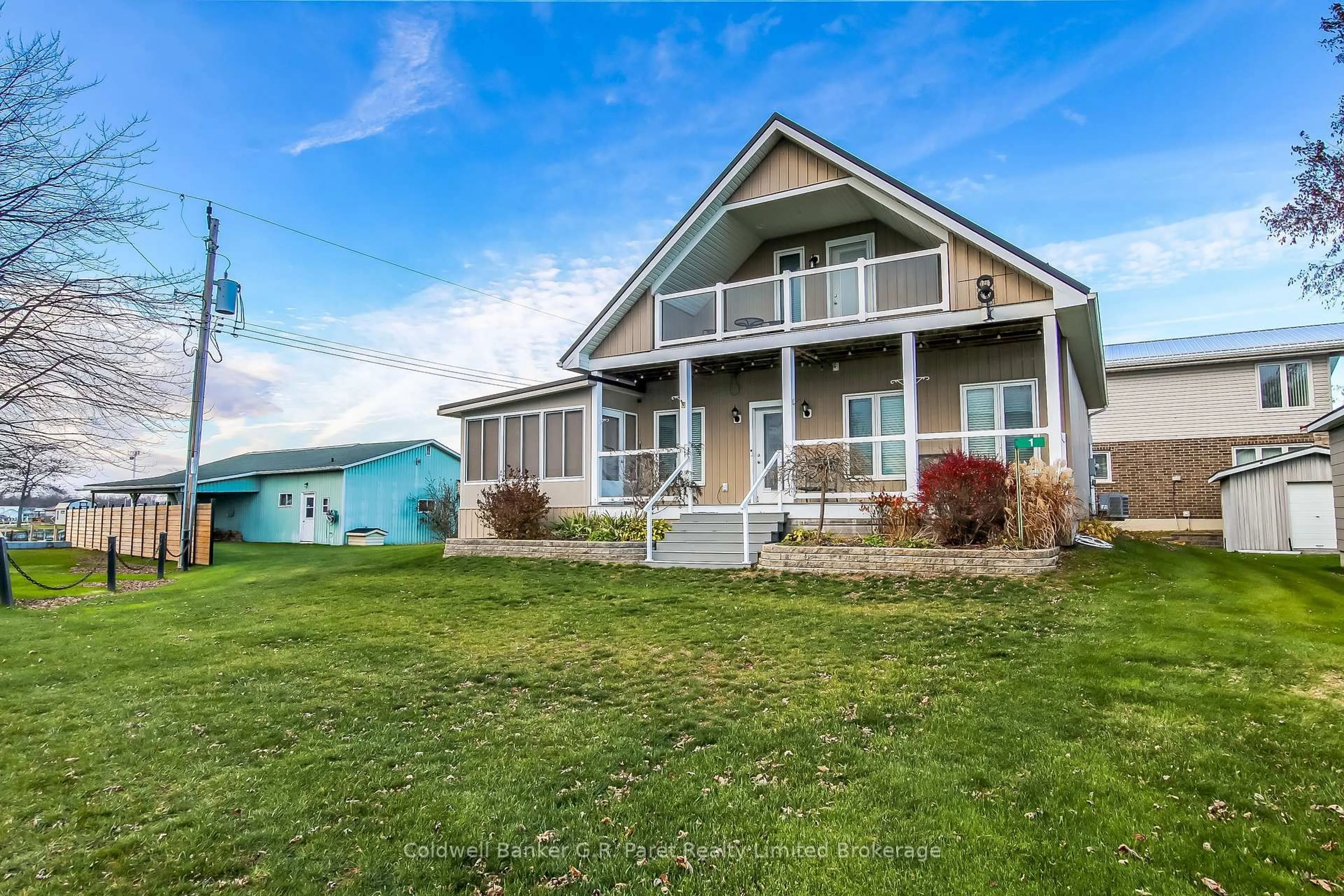 Home with vinyl exterior material, water/lake/river/ocean view for 1 Duncan St, Norfolk Ontario N0E 1T0