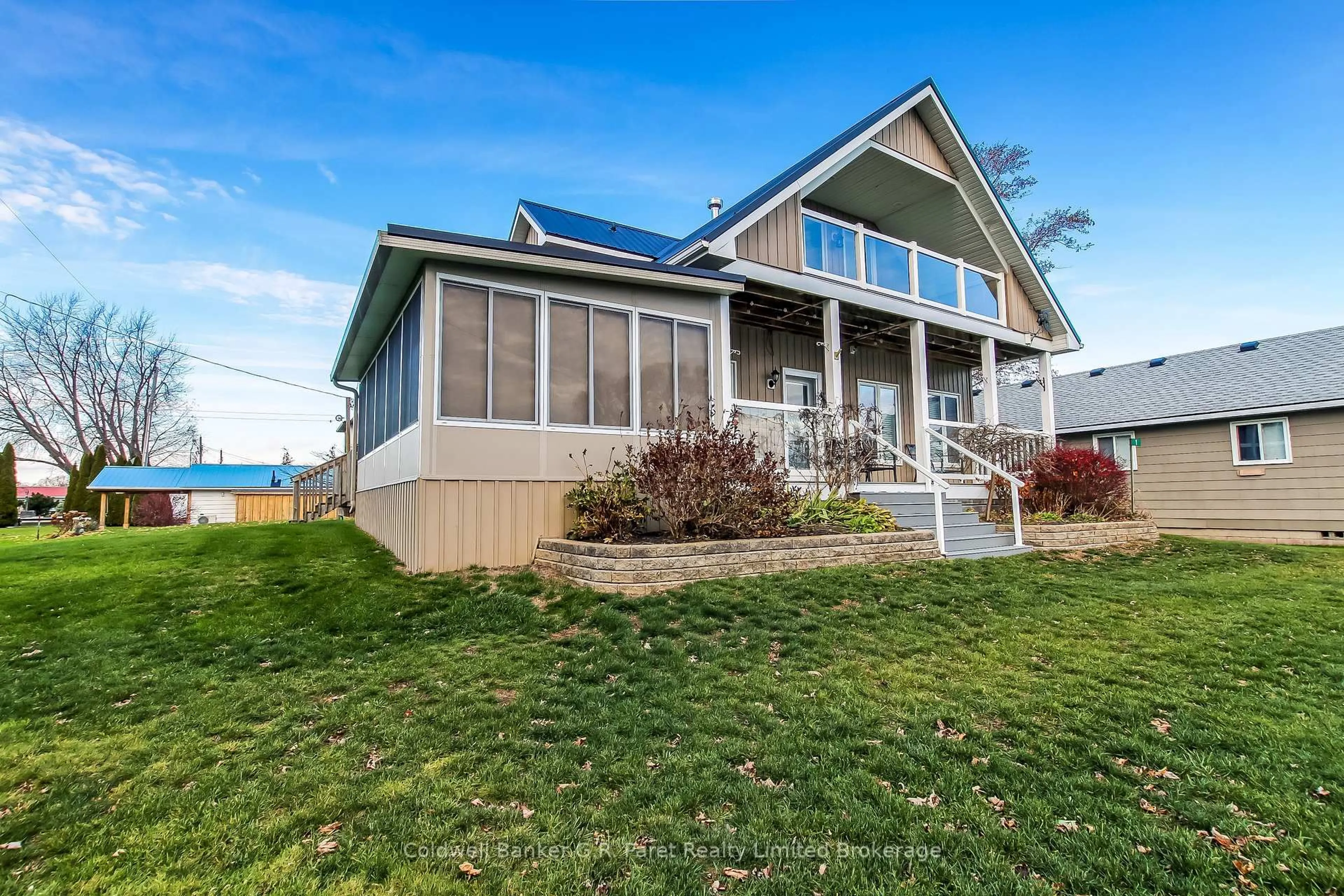 Home with vinyl exterior material, water/lake/river/ocean view for 1 Duncan St, Norfolk Ontario N0E 1T0