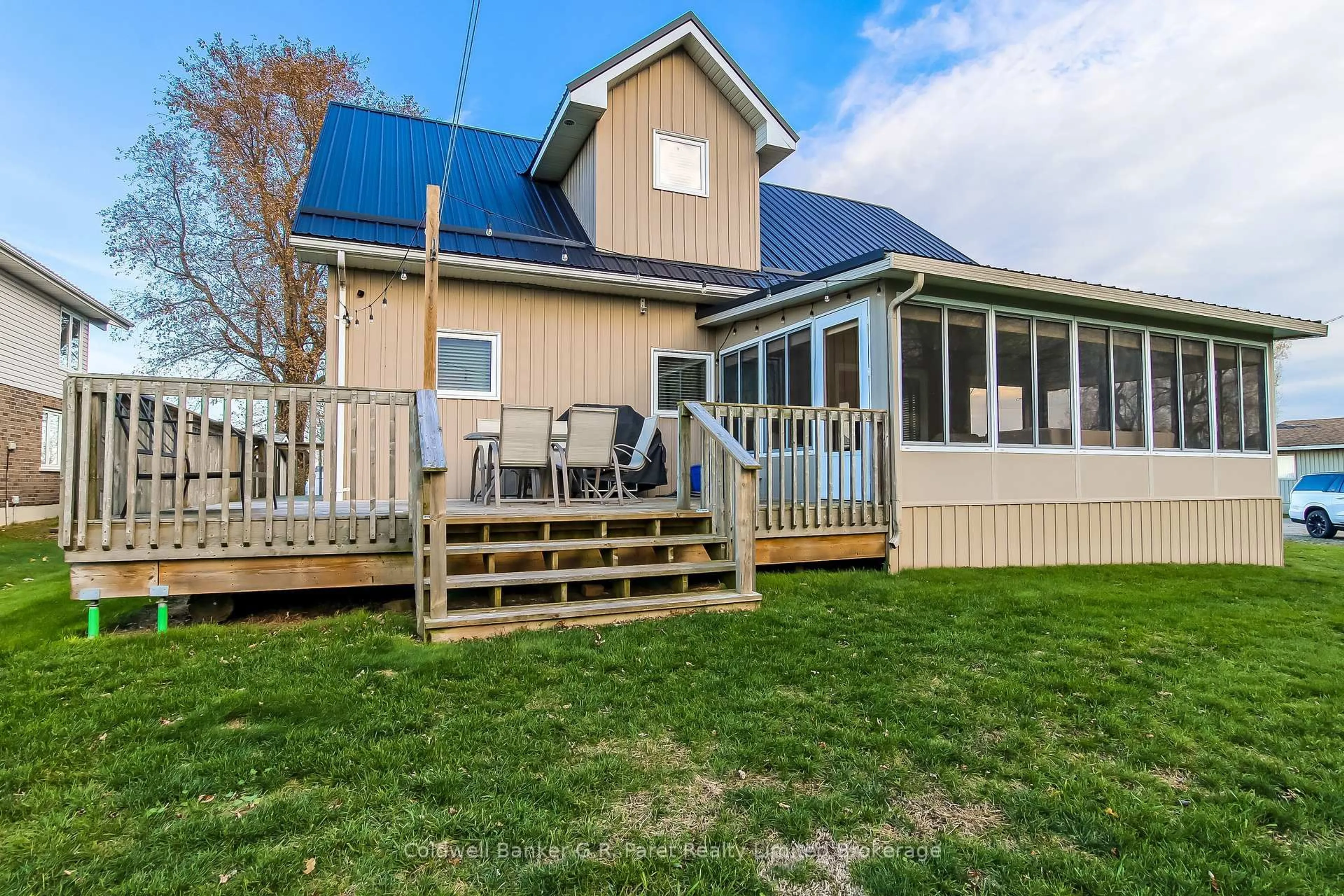 A pic from outside/outdoor area/front of a property/back of a property/a pic from drone, unknown for 1 Duncan St, Norfolk Ontario N0E 1T0