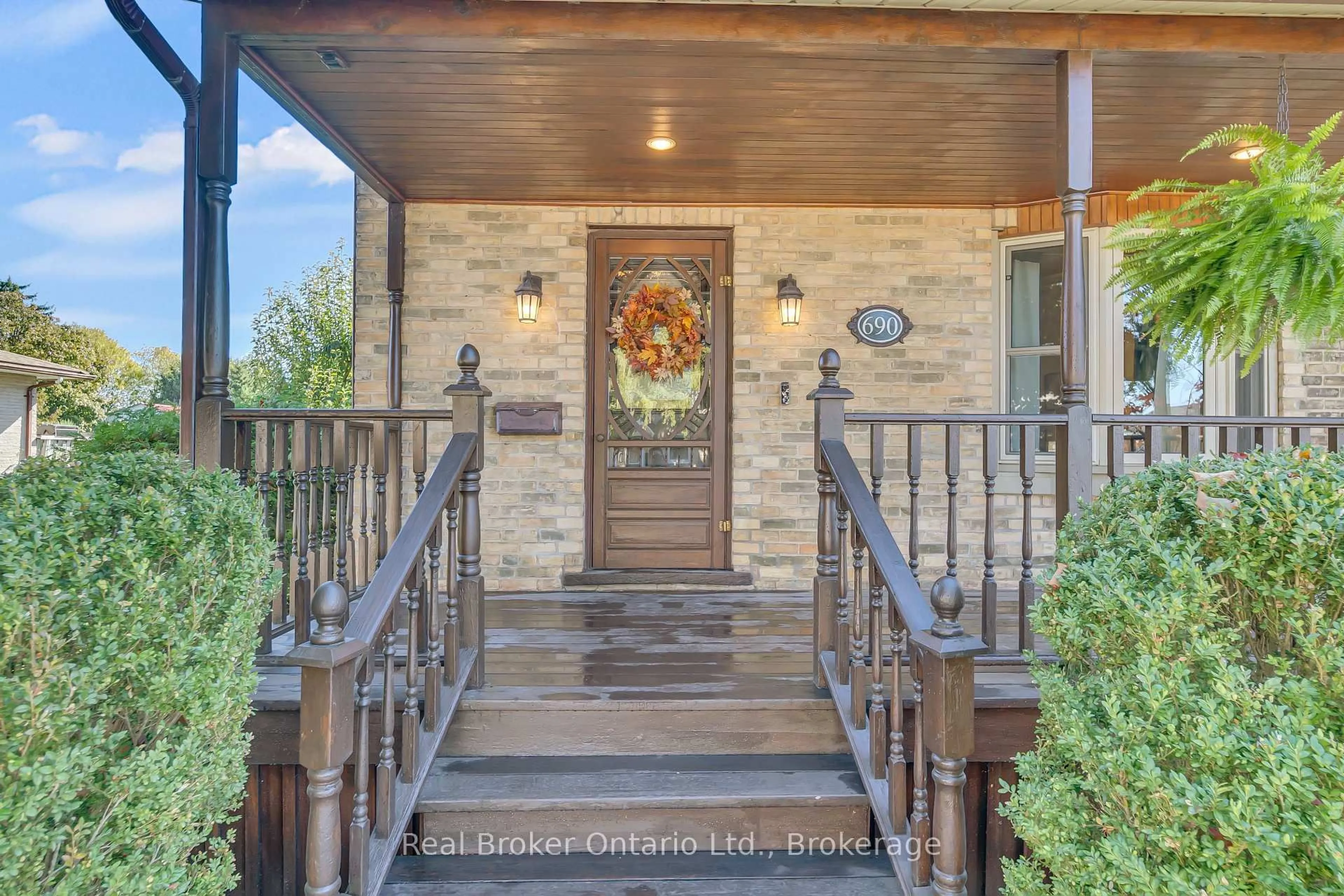 Indoor entryway for 690 Wallace Ave, North Perth Ontario N4W 1Y4