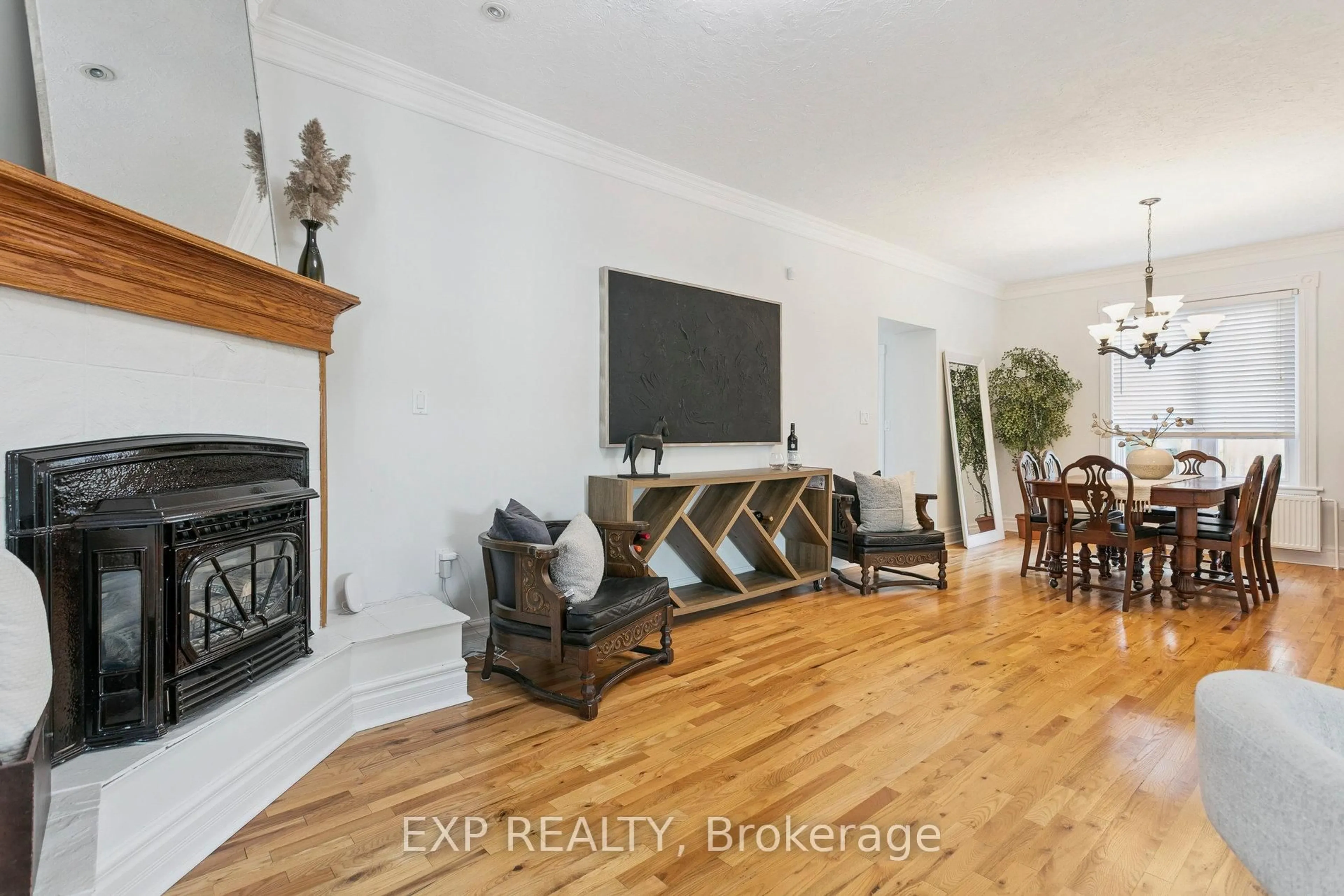 Living room with furniture, wood/laminate floor for 132 Queen St, Cambridge Ontario N3C 1G3