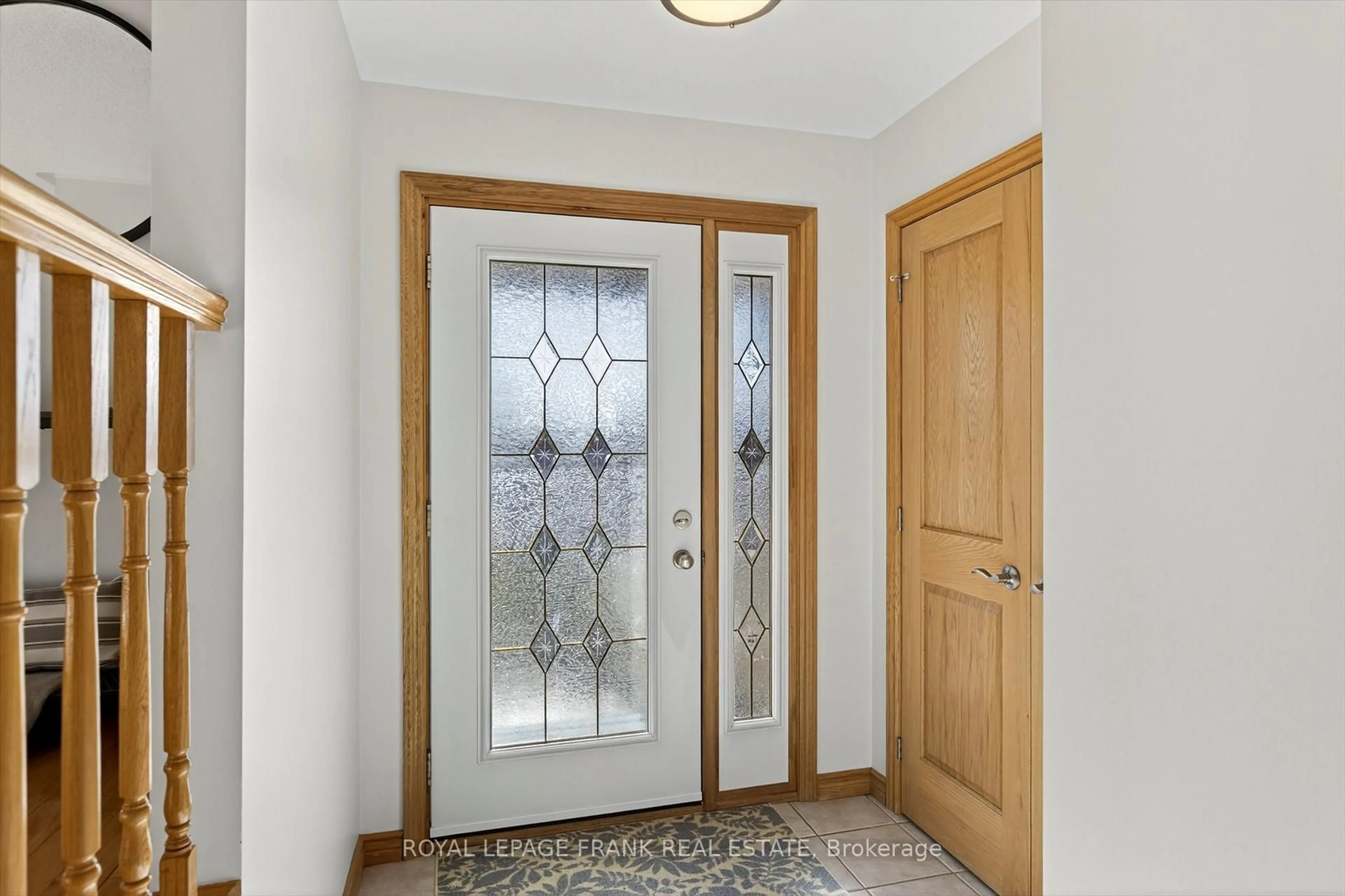 Indoor entryway for 38 Clearview Crt, Peterborough Ontario K9K 2A3