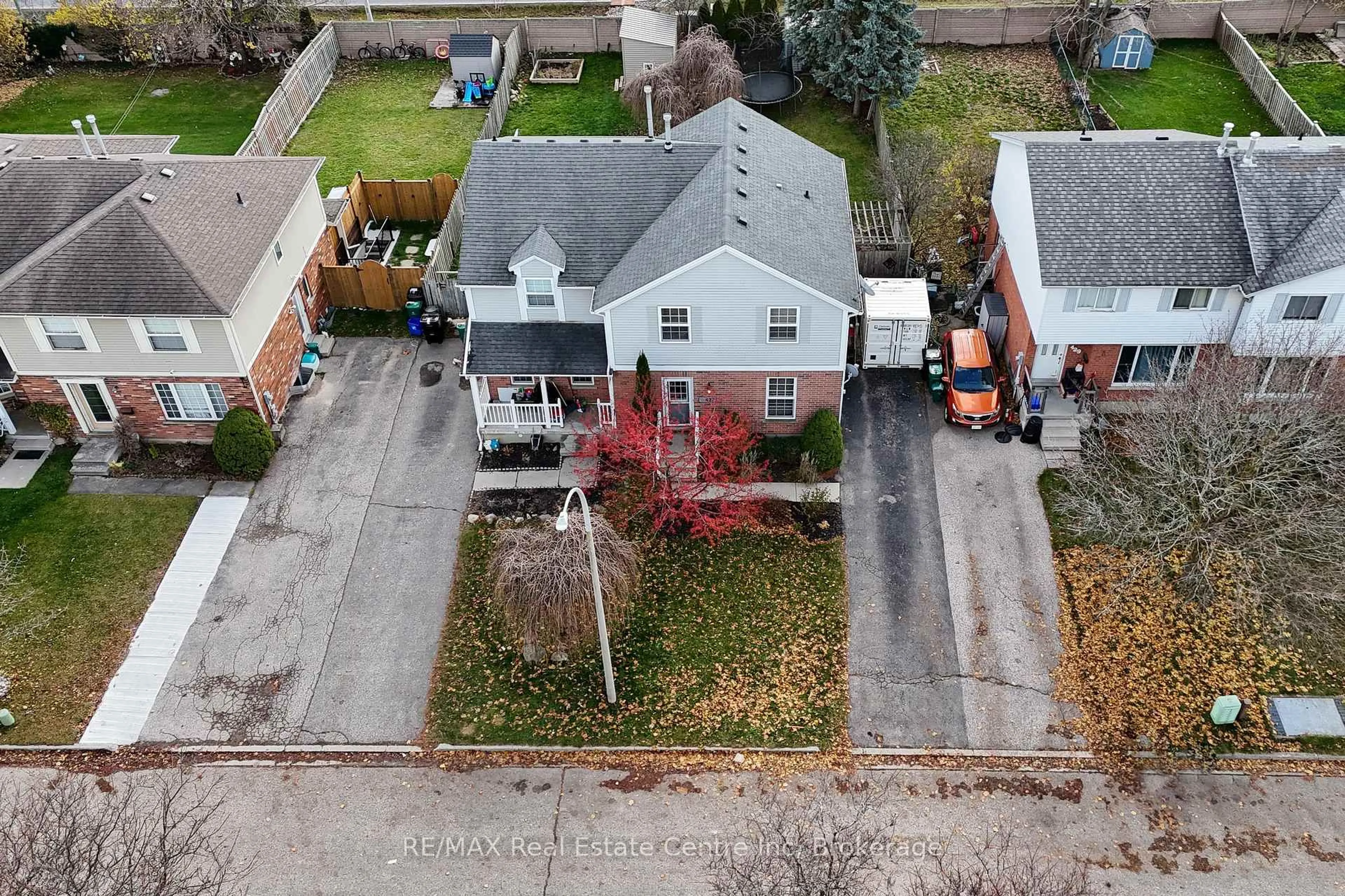 A pic from outside/outdoor area/front of a property/back of a property/a pic from drone, street for 427 Bankside Cres, Kitchener Ontario N2N 3E5