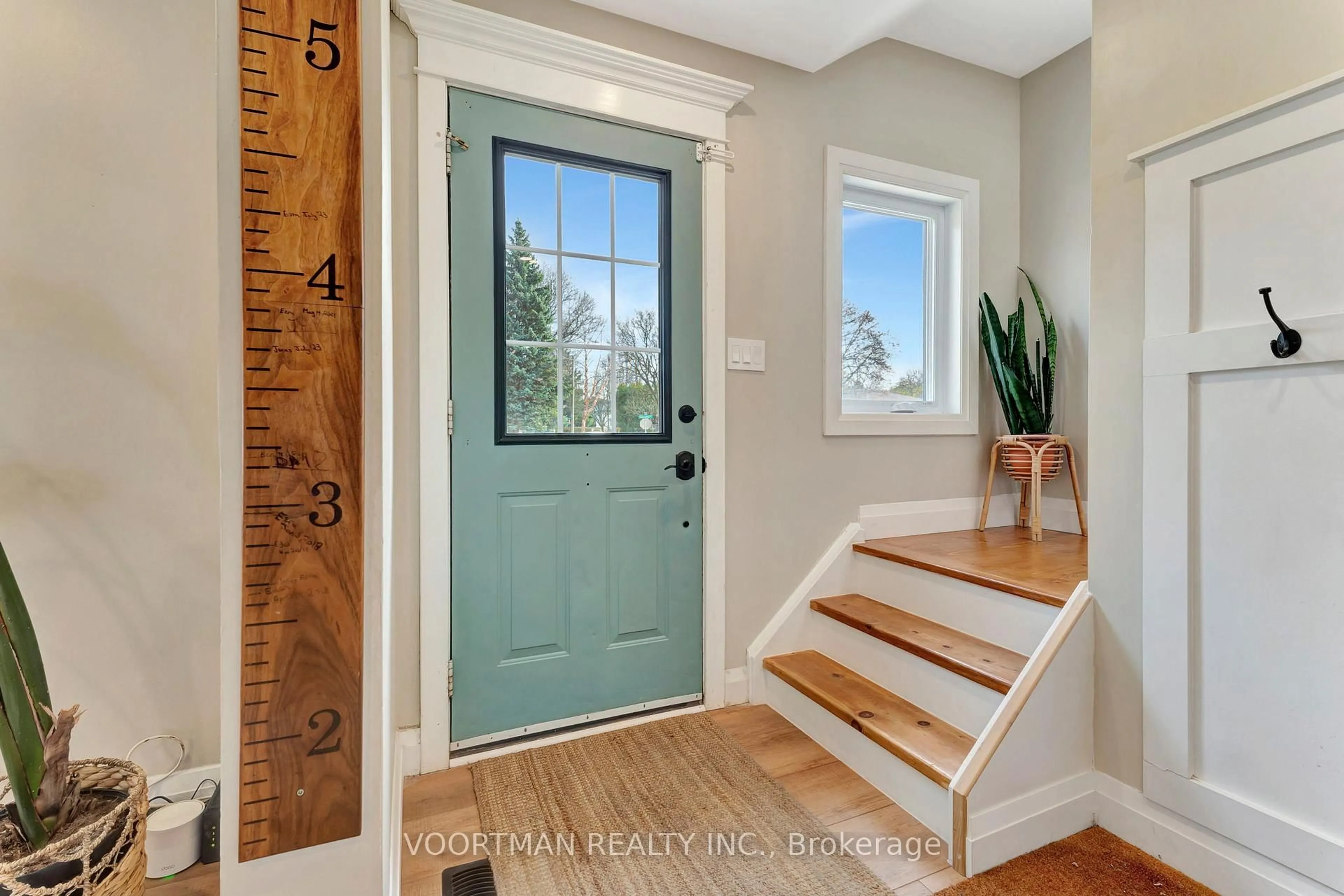 Indoor entryway for 8 Grenoble Rd, Hamilton Ontario L9C 6K6
