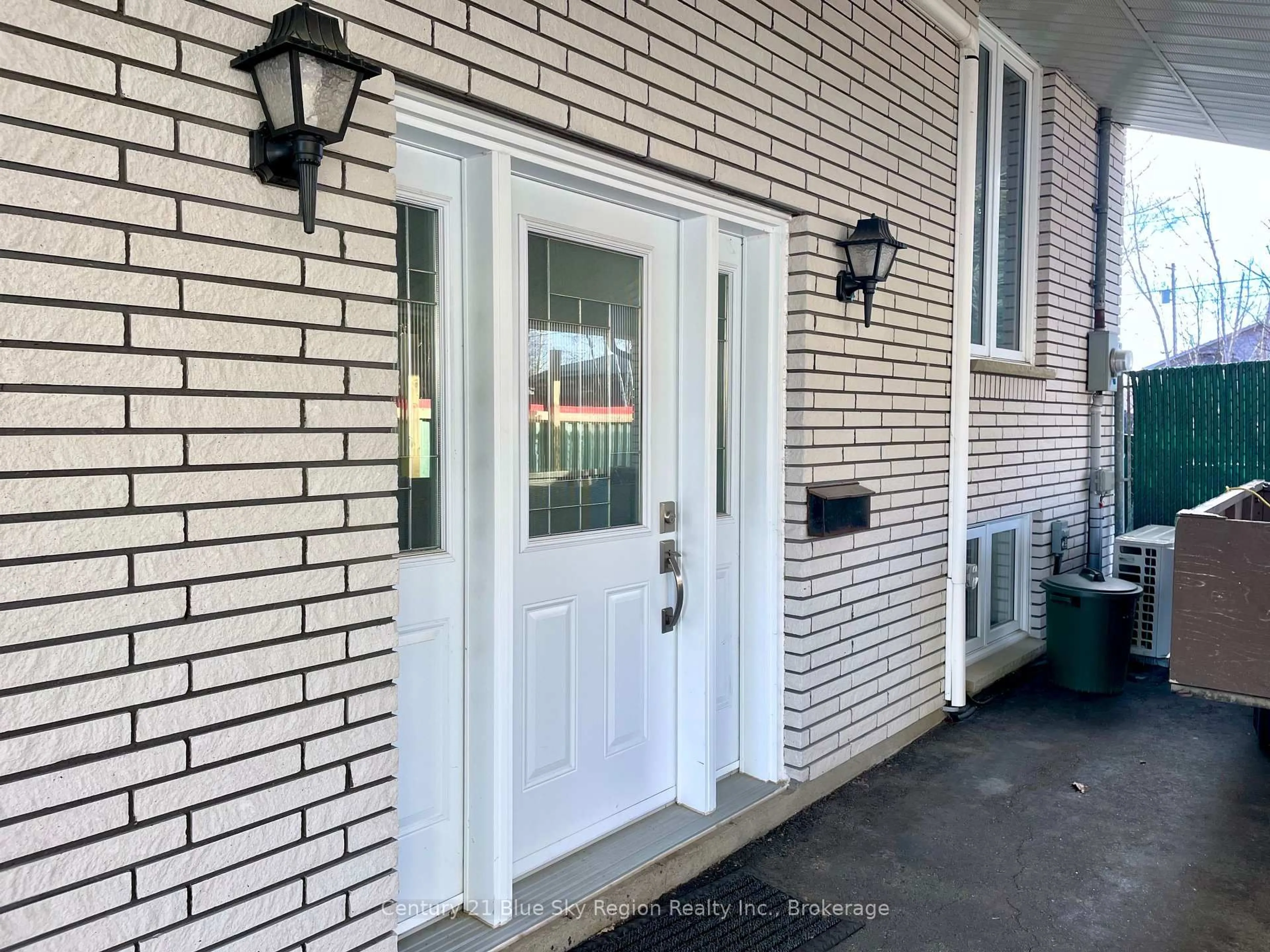 Indoor entryway for 405 Mageau St, West Nipissing Ontario P2B 3G2