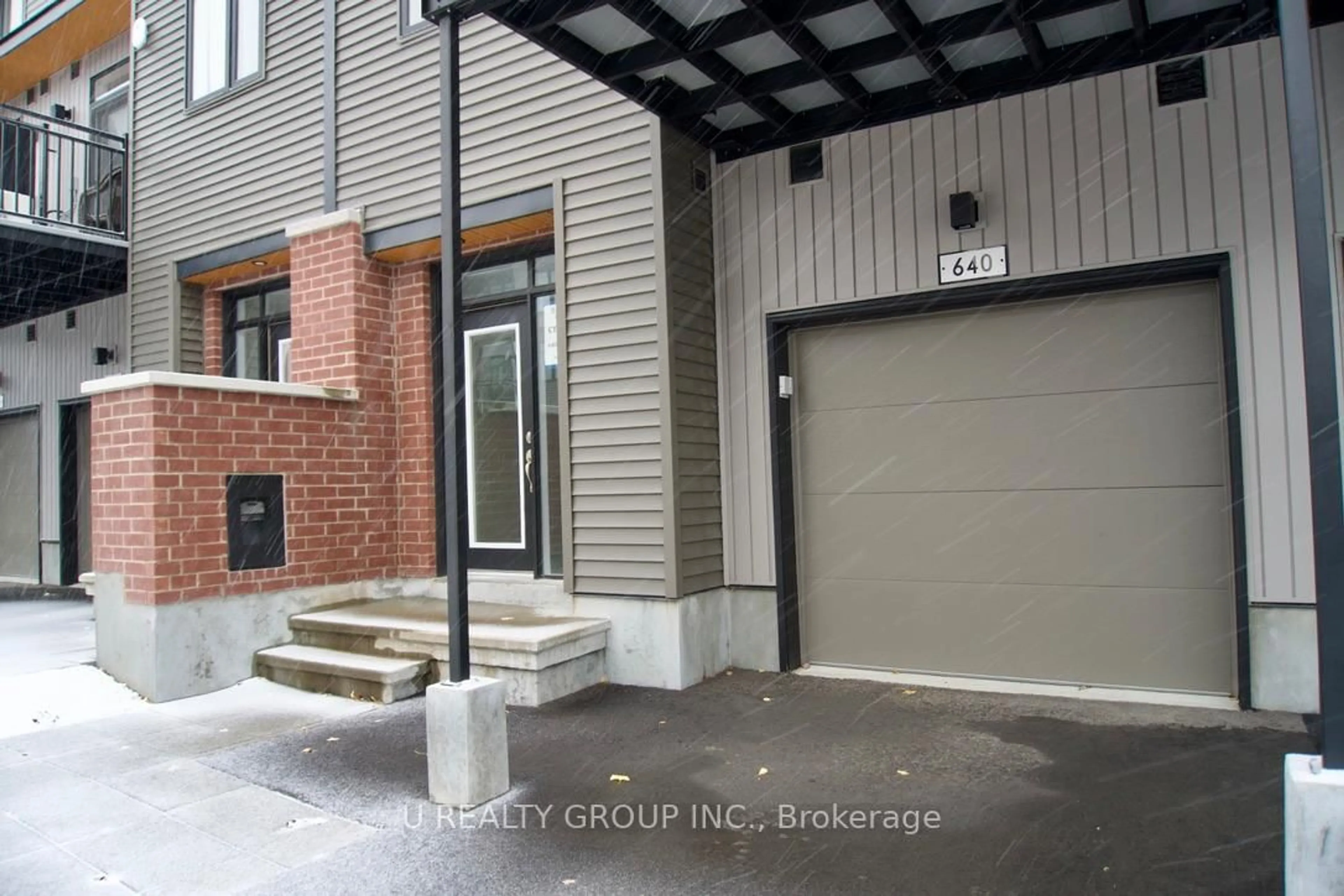 Indoor entryway for 640 Corporal Private, Ottawa Ontario K1X 0M7