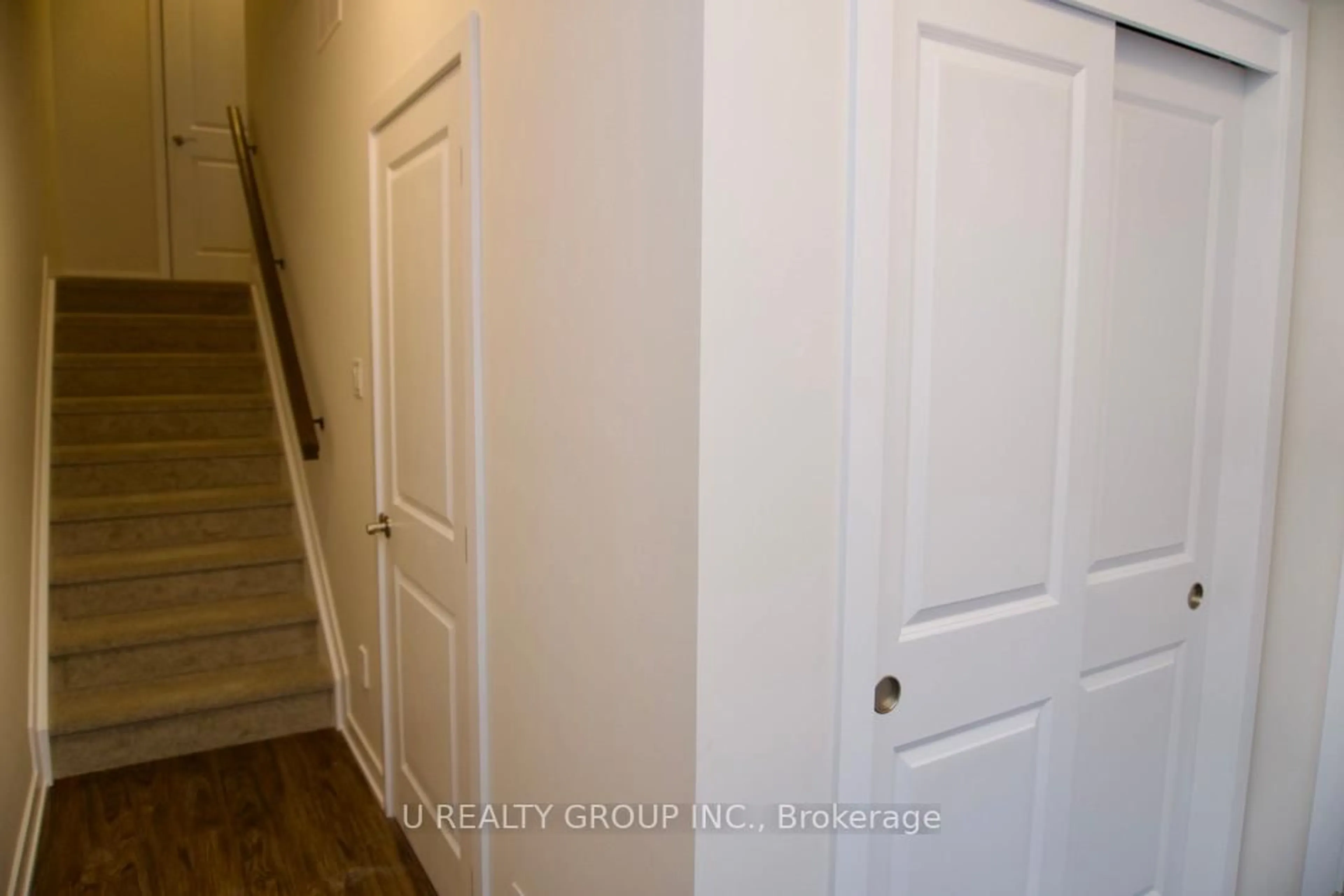 Indoor entryway for 640 Corporal Private, Ottawa Ontario K1X 0M7