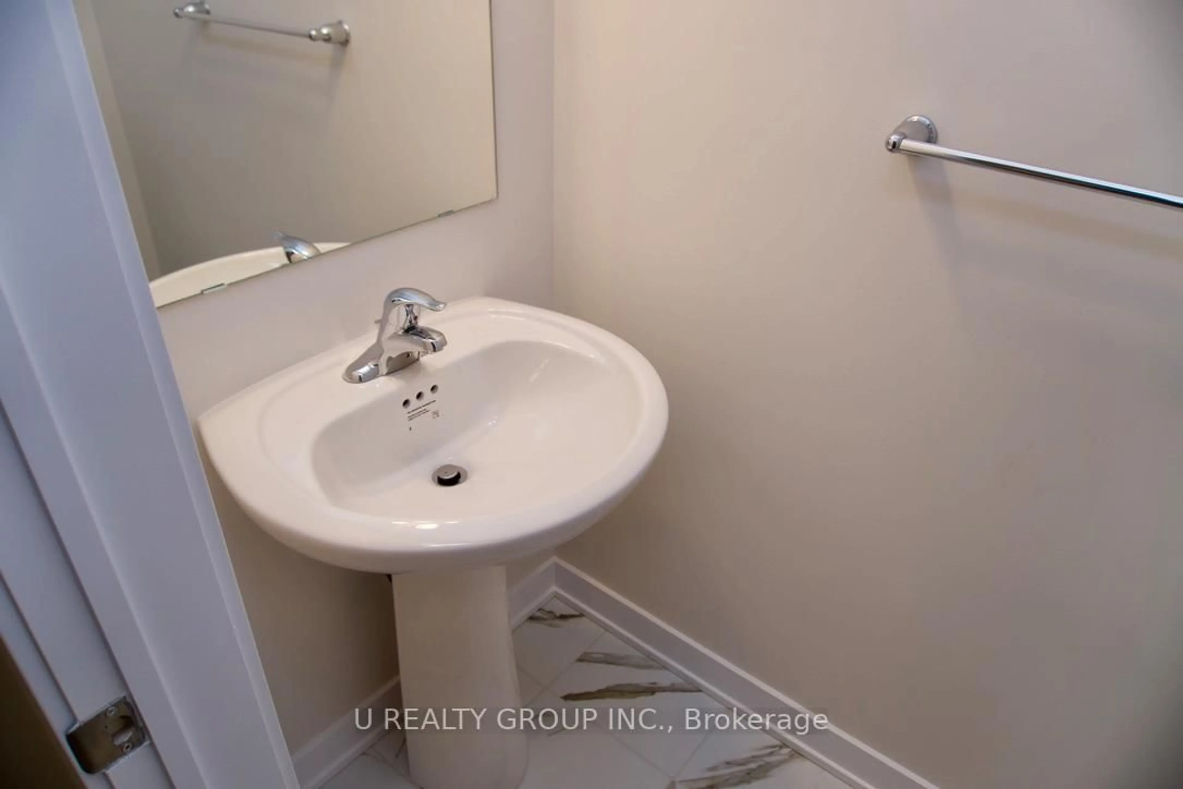 Standard bathroom, ceramic/tile floor for 640 Corporal Private, Ottawa Ontario K1X 0M7