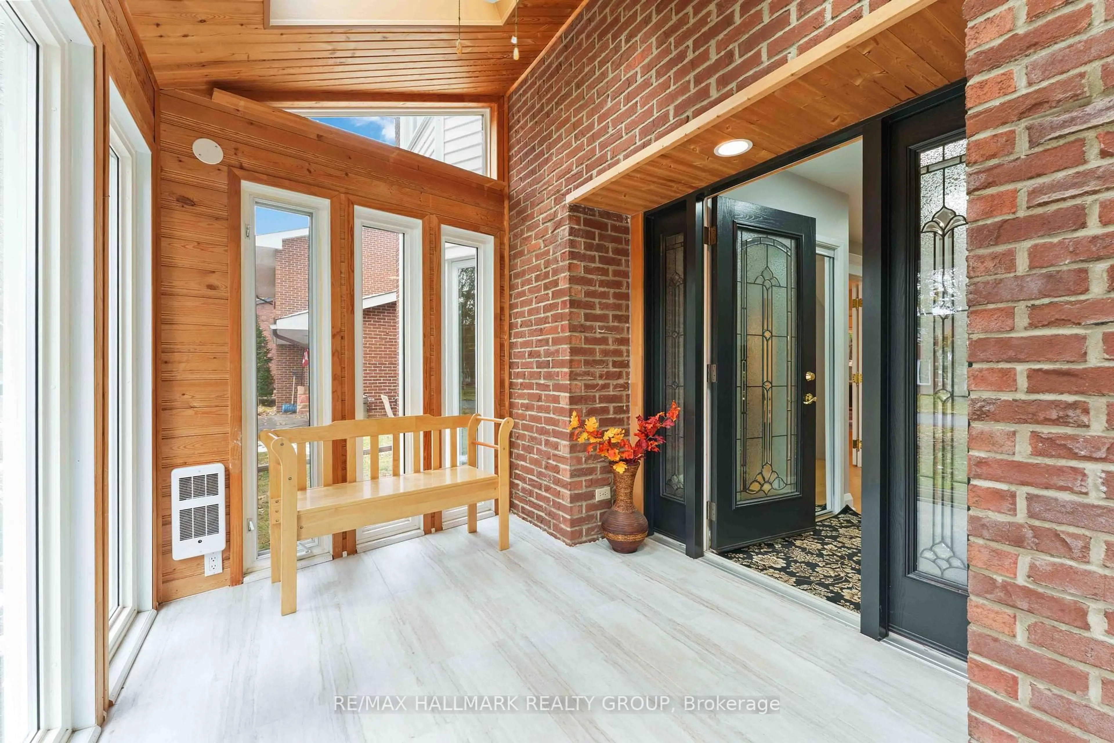 Indoor entryway for 19 Kingsford Cres, Ottawa Ontario K2K 1T5