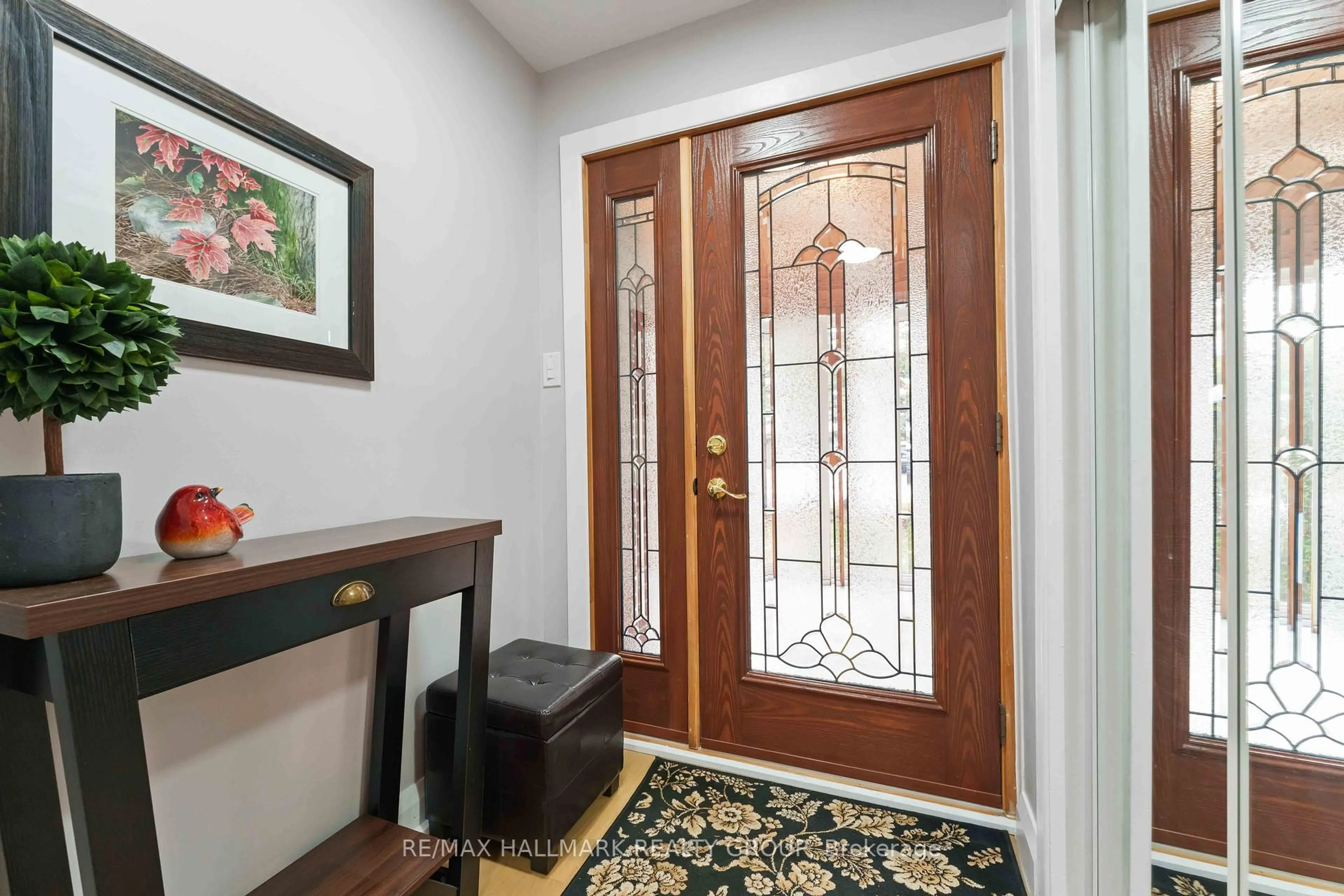 Indoor entryway for 19 Kingsford Cres, Ottawa Ontario K2K 1T5