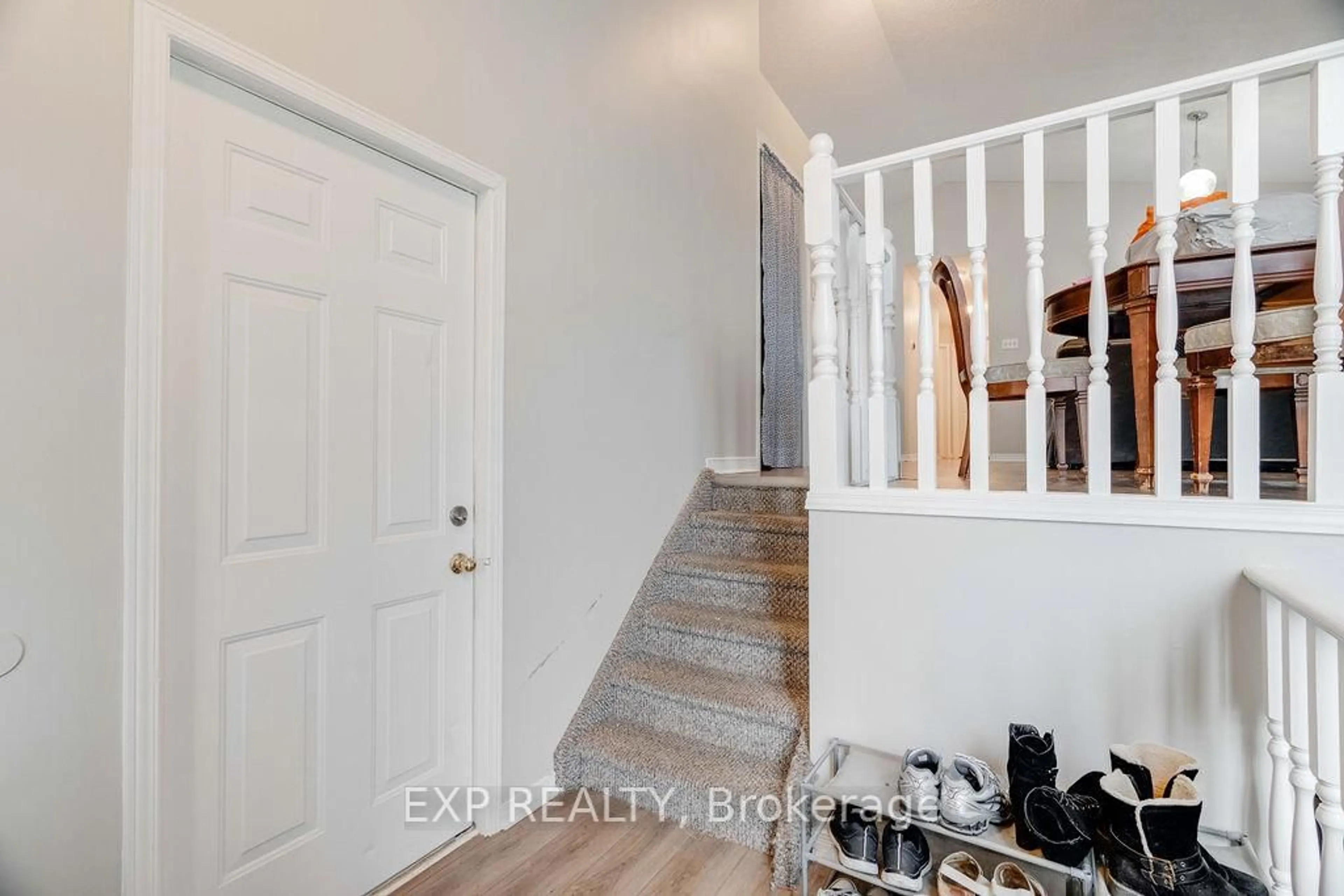 Indoor entryway for 235 Fleming Dr, London East Ontario N5V 4Y8