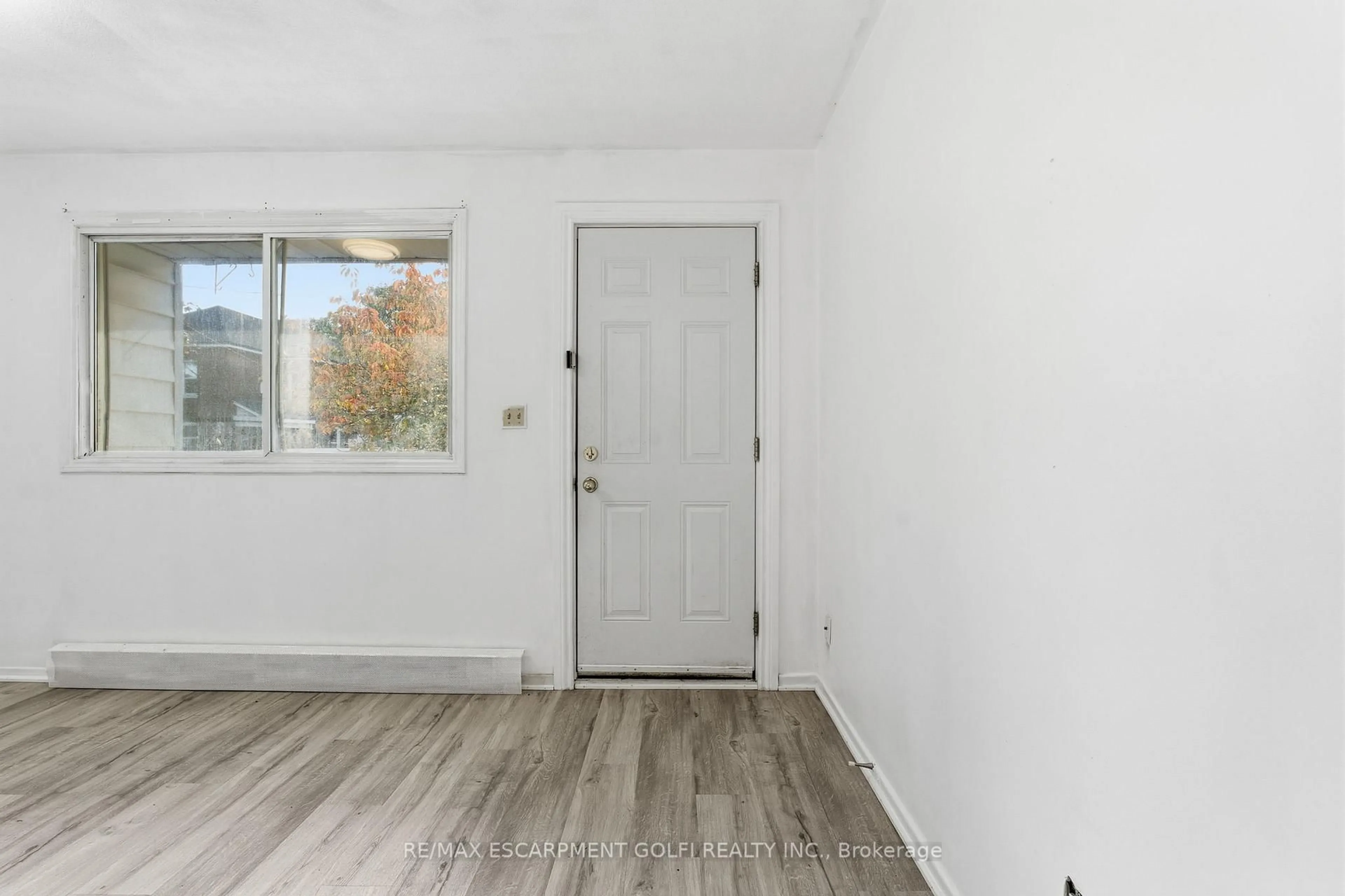 Indoor entryway for 53 1/2-55 Duke St, Brantford Ontario N3T 3T8