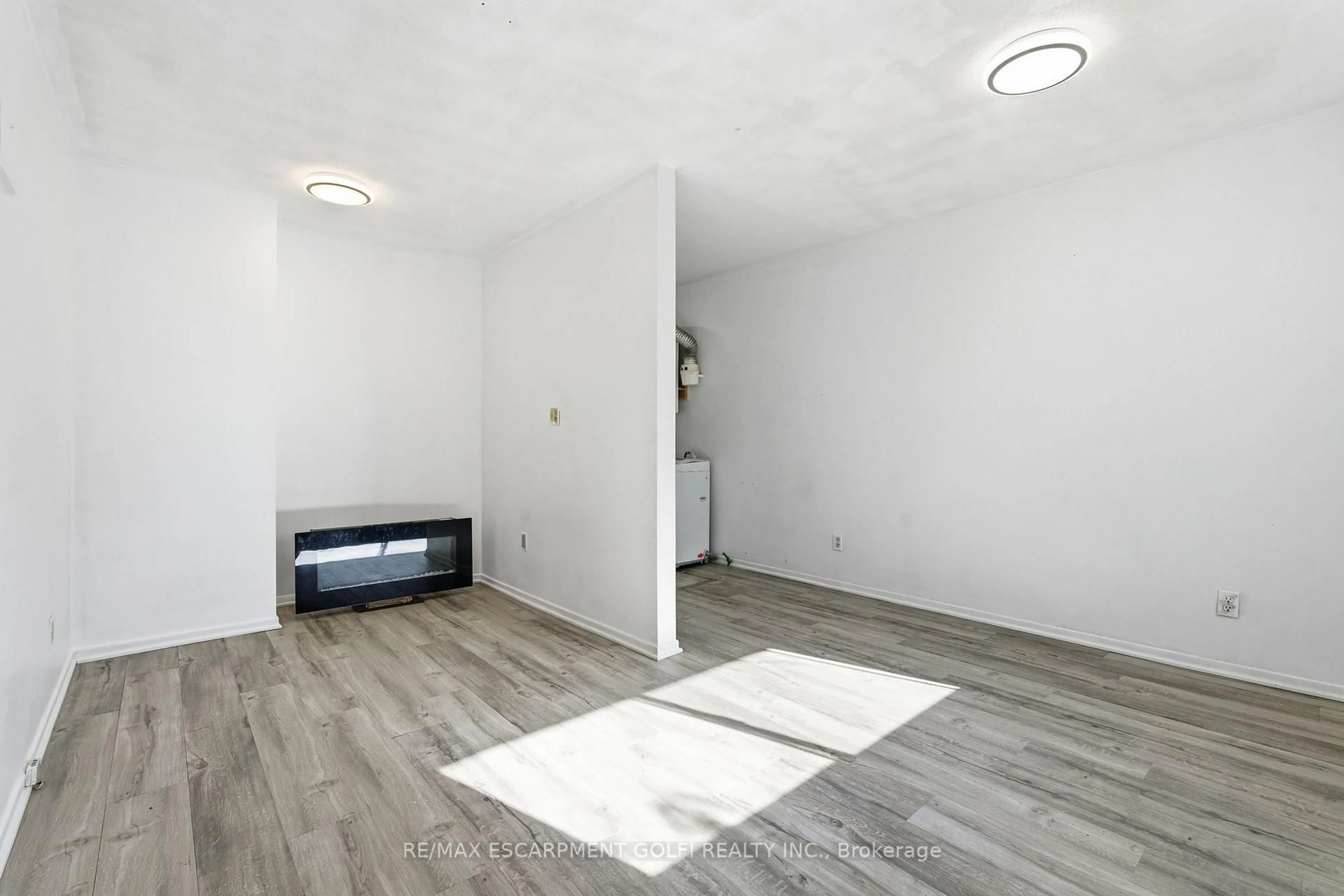 A pic of a room for 53 1/2-55 Duke St, Brantford Ontario N3T 3T8