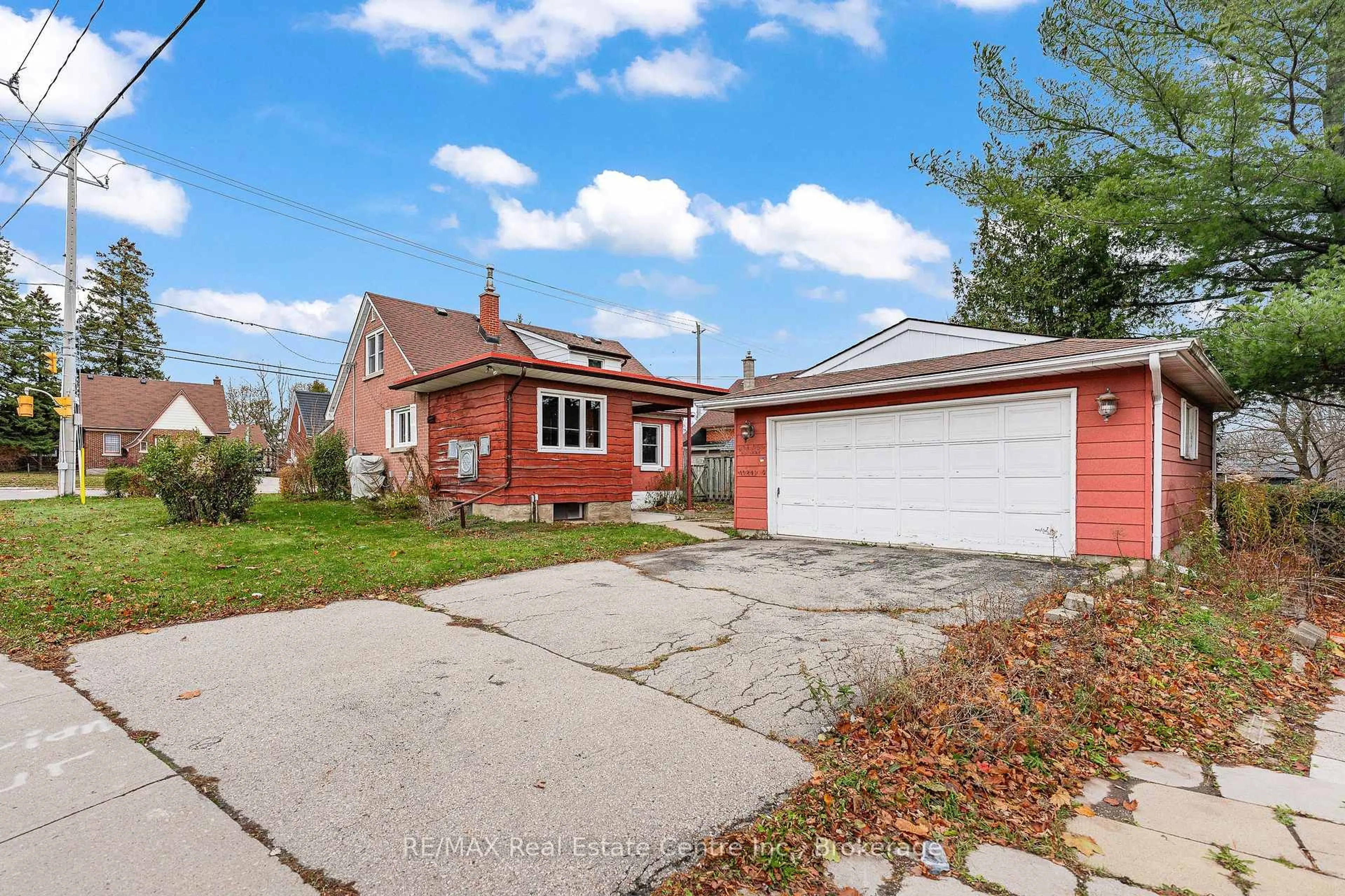Home with brick exterior material, street for 497 Victoria St, Kitchener Ontario N2M 3A6