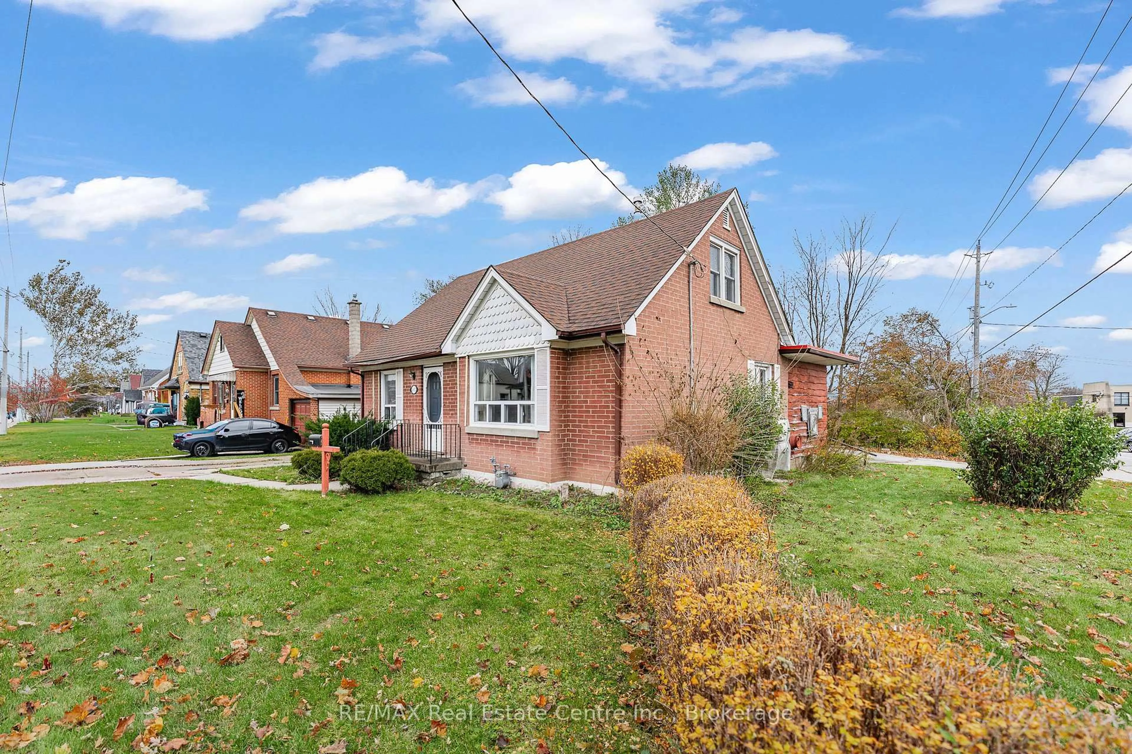 Home with brick exterior material, street for 497 Victoria St, Kitchener Ontario N2M 3A6