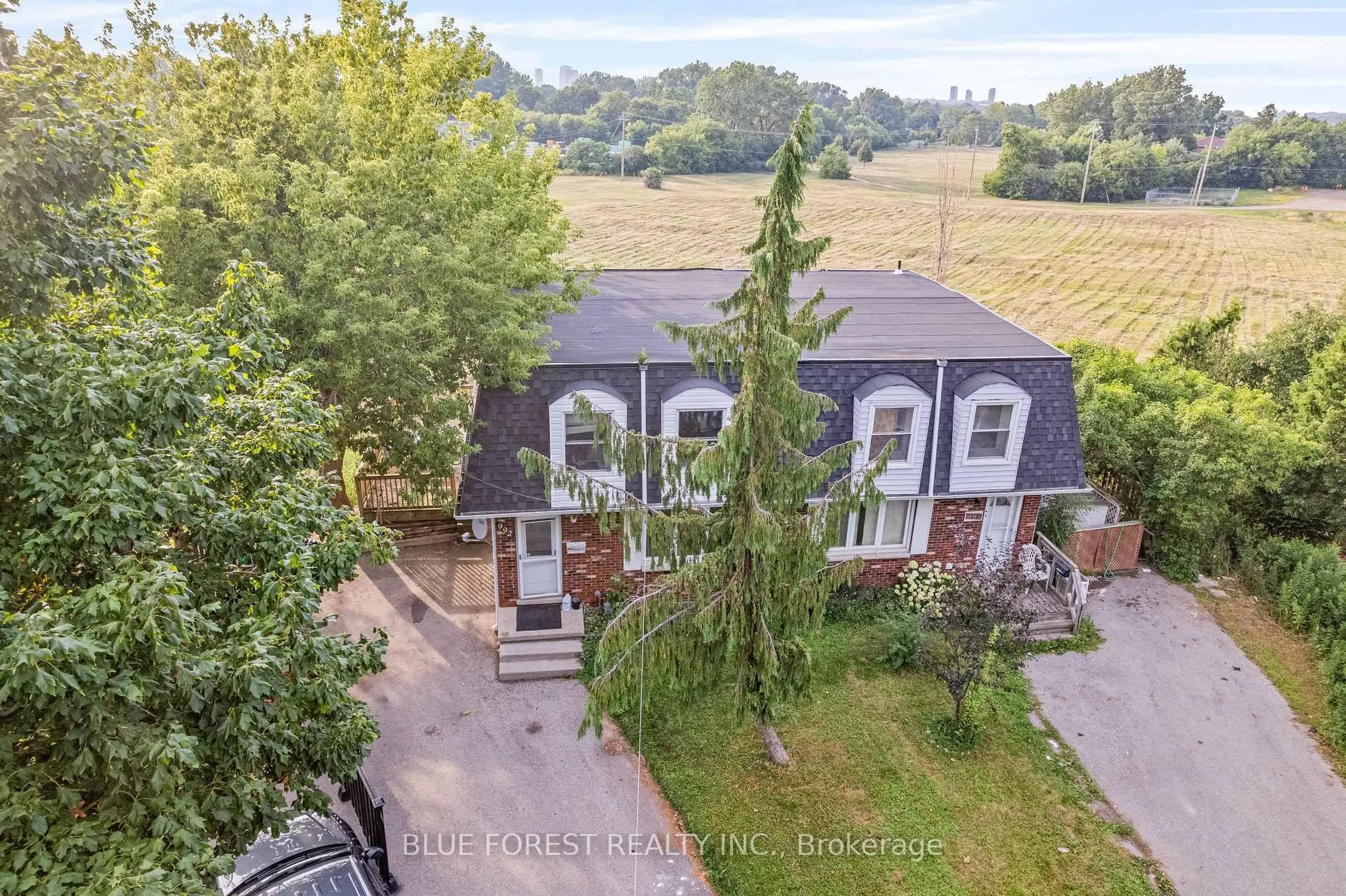 A pic from outside/outdoor area/front of a property/back of a property/a pic from drone, unknown for 992 Eagle Crt, London South Ontario N5Z 4K6