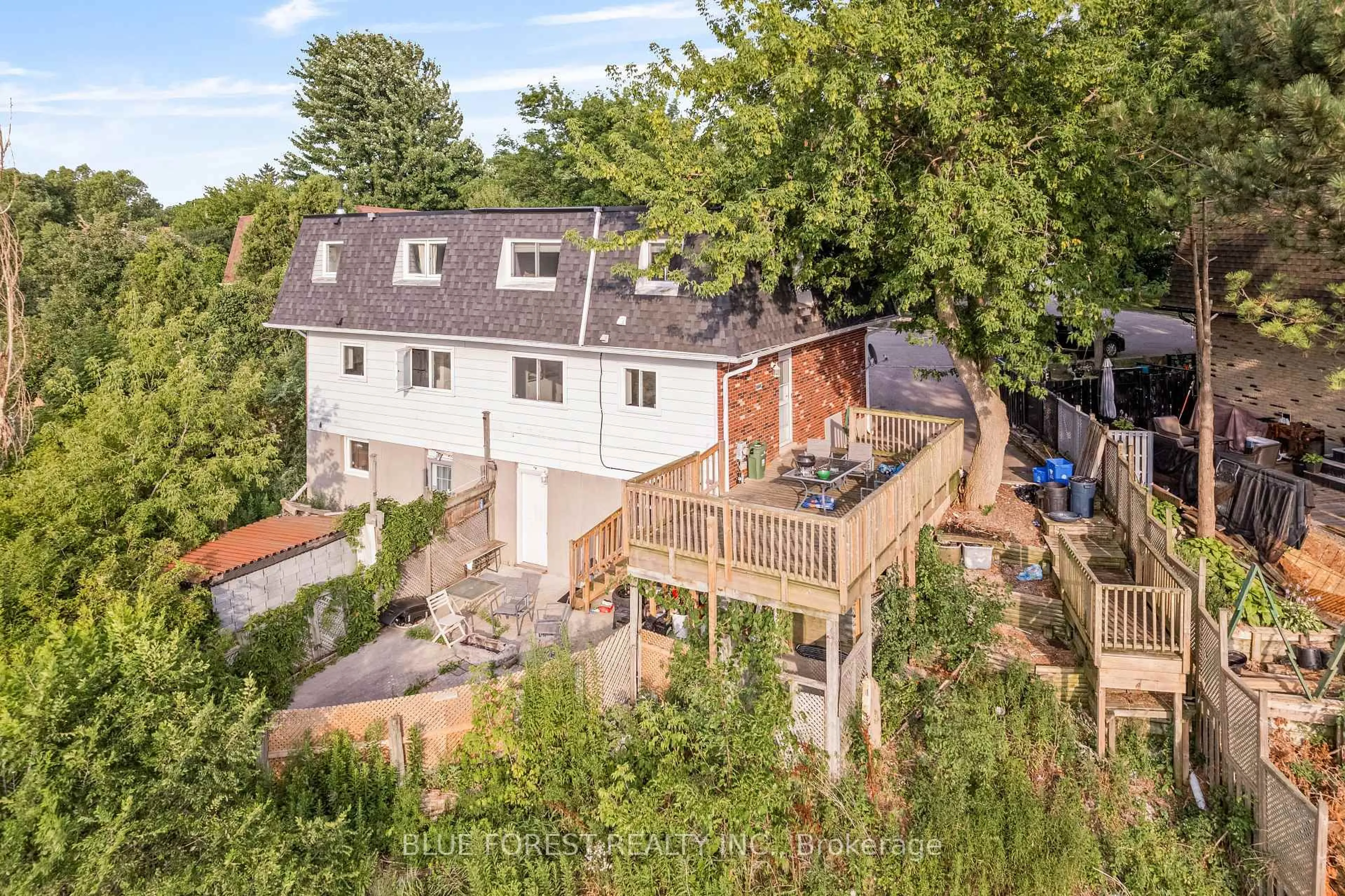 A pic from outside/outdoor area/front of a property/back of a property/a pic from drone, unknown for 992 Eagle Crt, London South Ontario N5Z 4K6