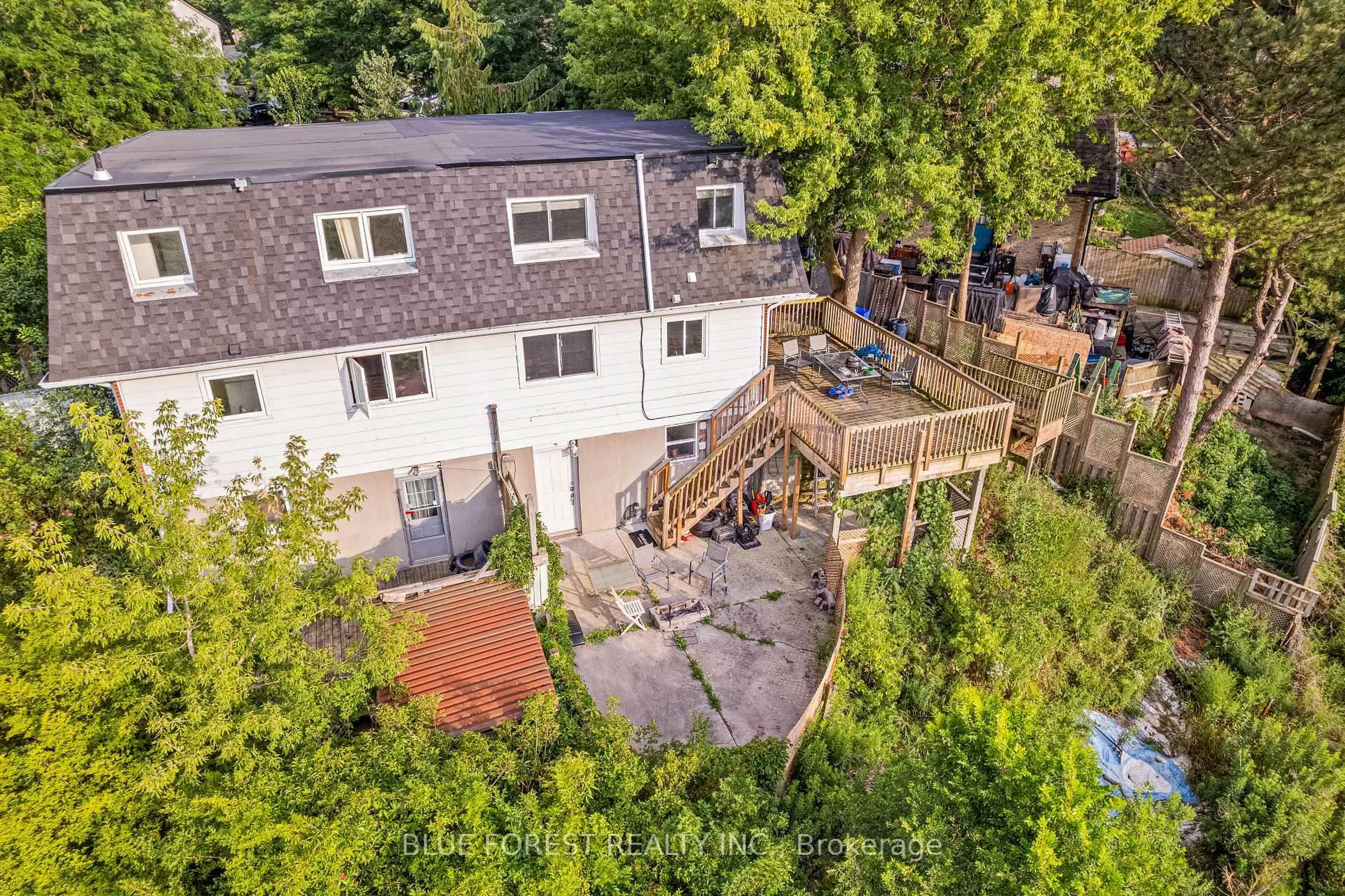 A pic from outside/outdoor area/front of a property/back of a property/a pic from drone, unknown for 992 Eagle Crt, London South Ontario N5Z 4K6