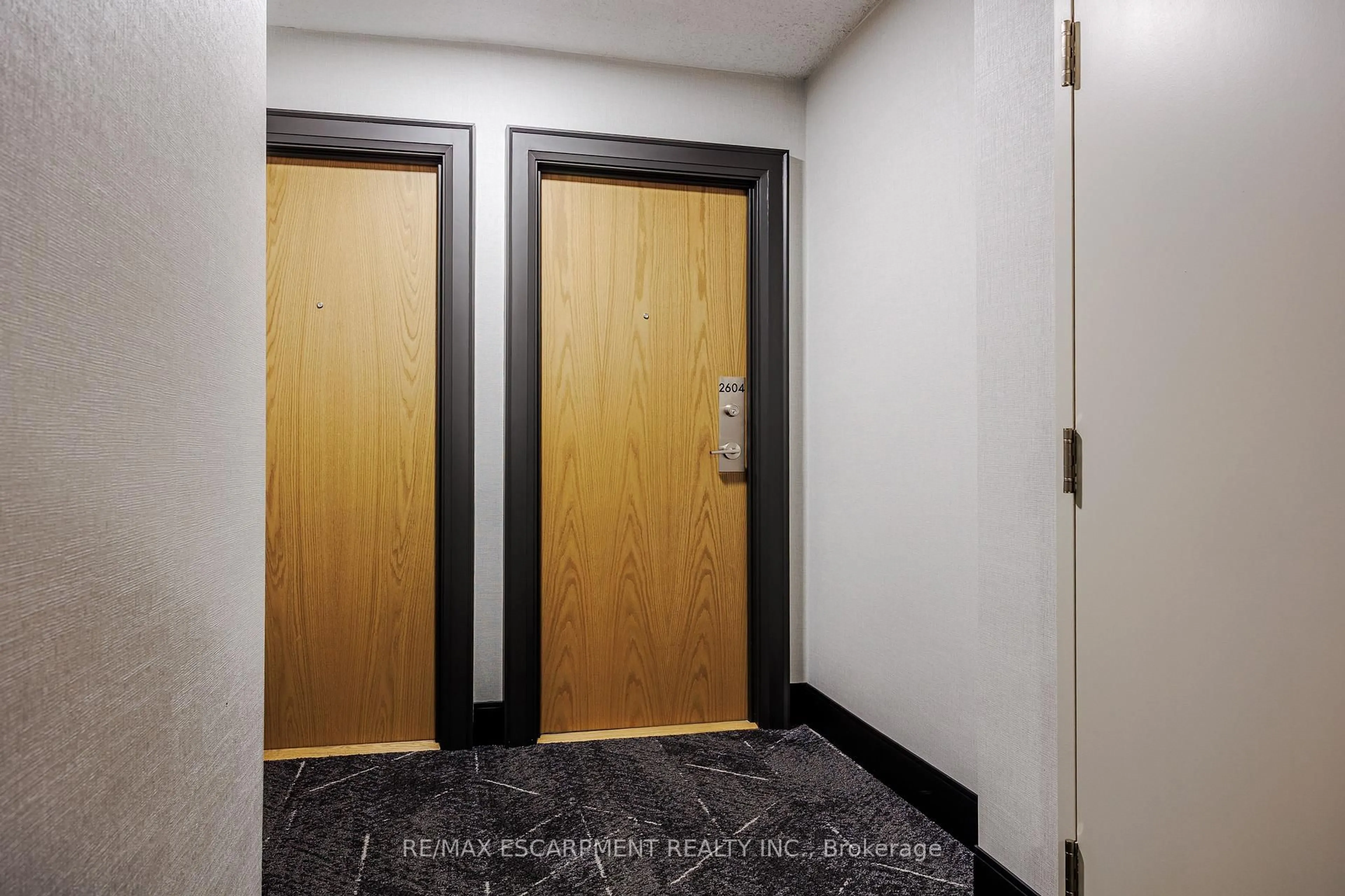 Indoor foyer for 150 Charlton Ave #2604, Hamilton Ontario L8N 3X3