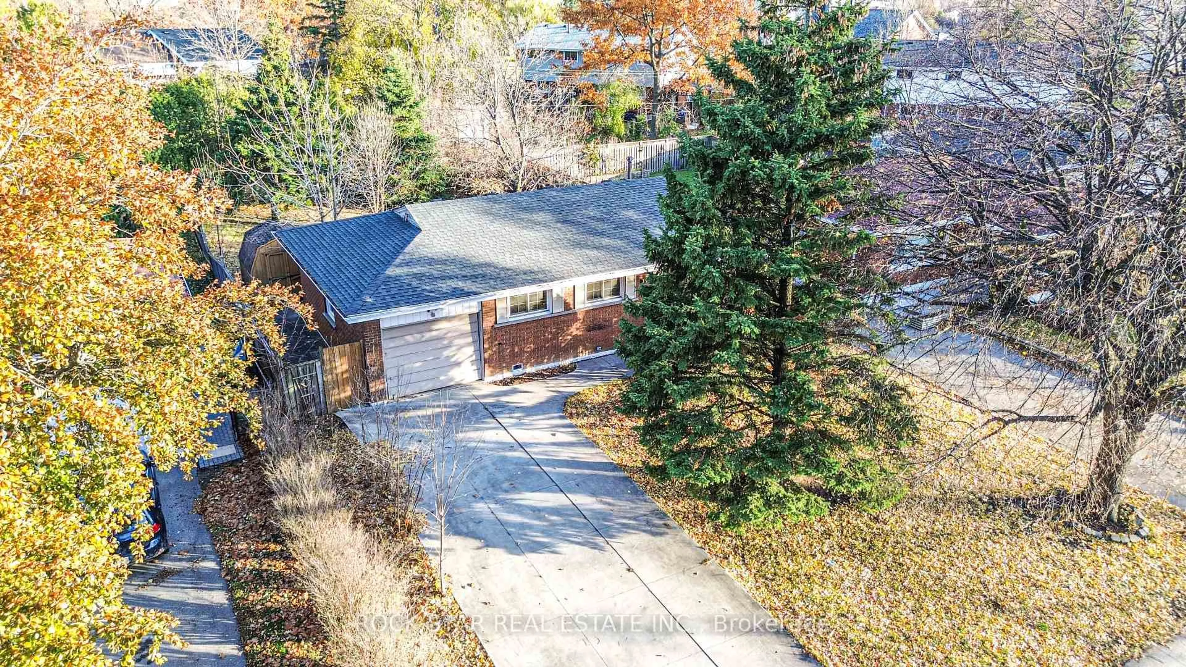 A pic from outside/outdoor area/front of a property/back of a property/a pic from drone, street for 39 Carousel Ave, Hamilton Ontario L9A 4L7