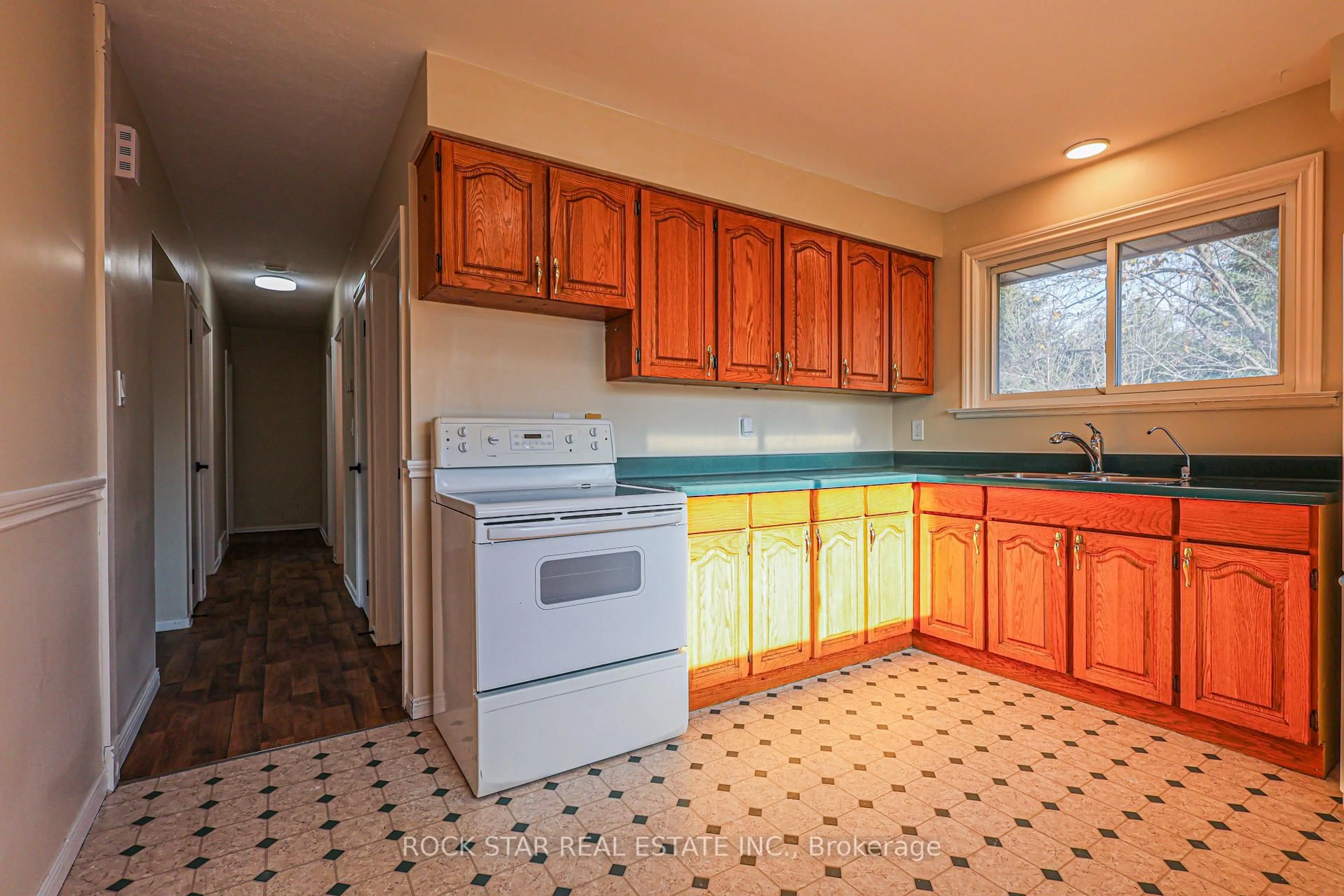 Standard kitchen, ceramic/tile floor for 39 Carousel Ave, Hamilton Ontario L9A 4L7
