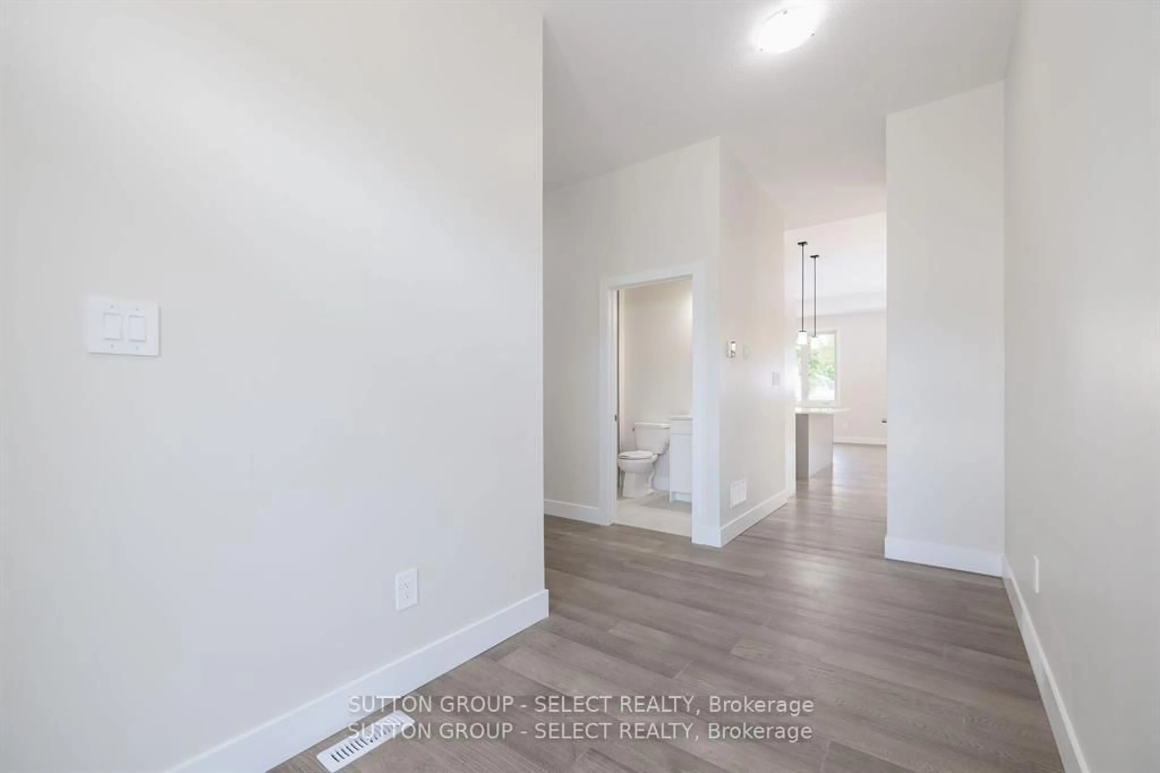 Indoor entryway for 7966 Fallon Dr #14, Lucan Biddulph Ontario N0M 1V0