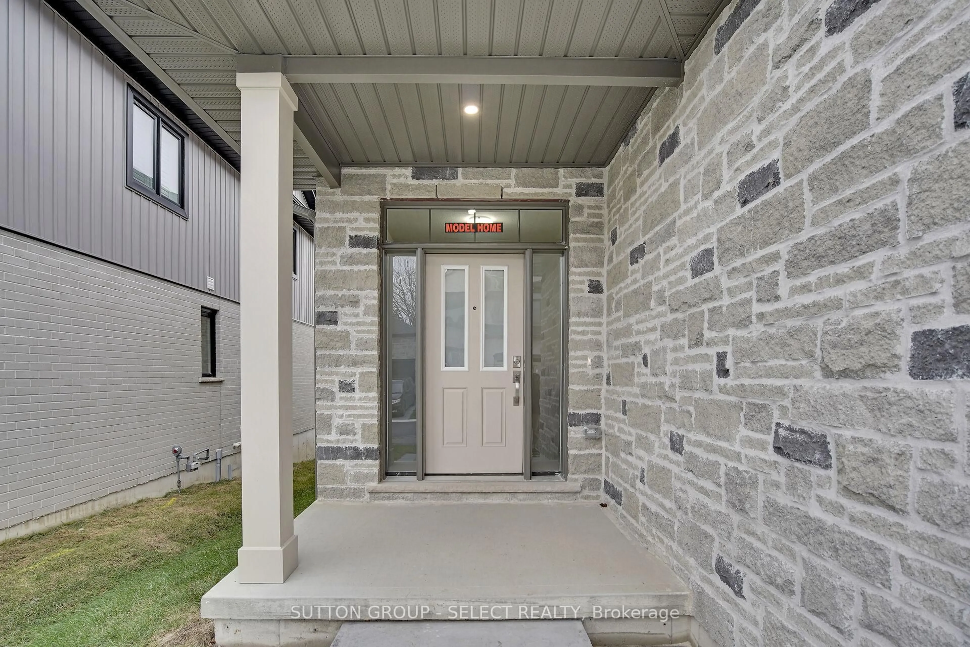 Indoor entryway for 7966 Fallon Dr #17, Lucan Biddulph Ontario N0M 1V0