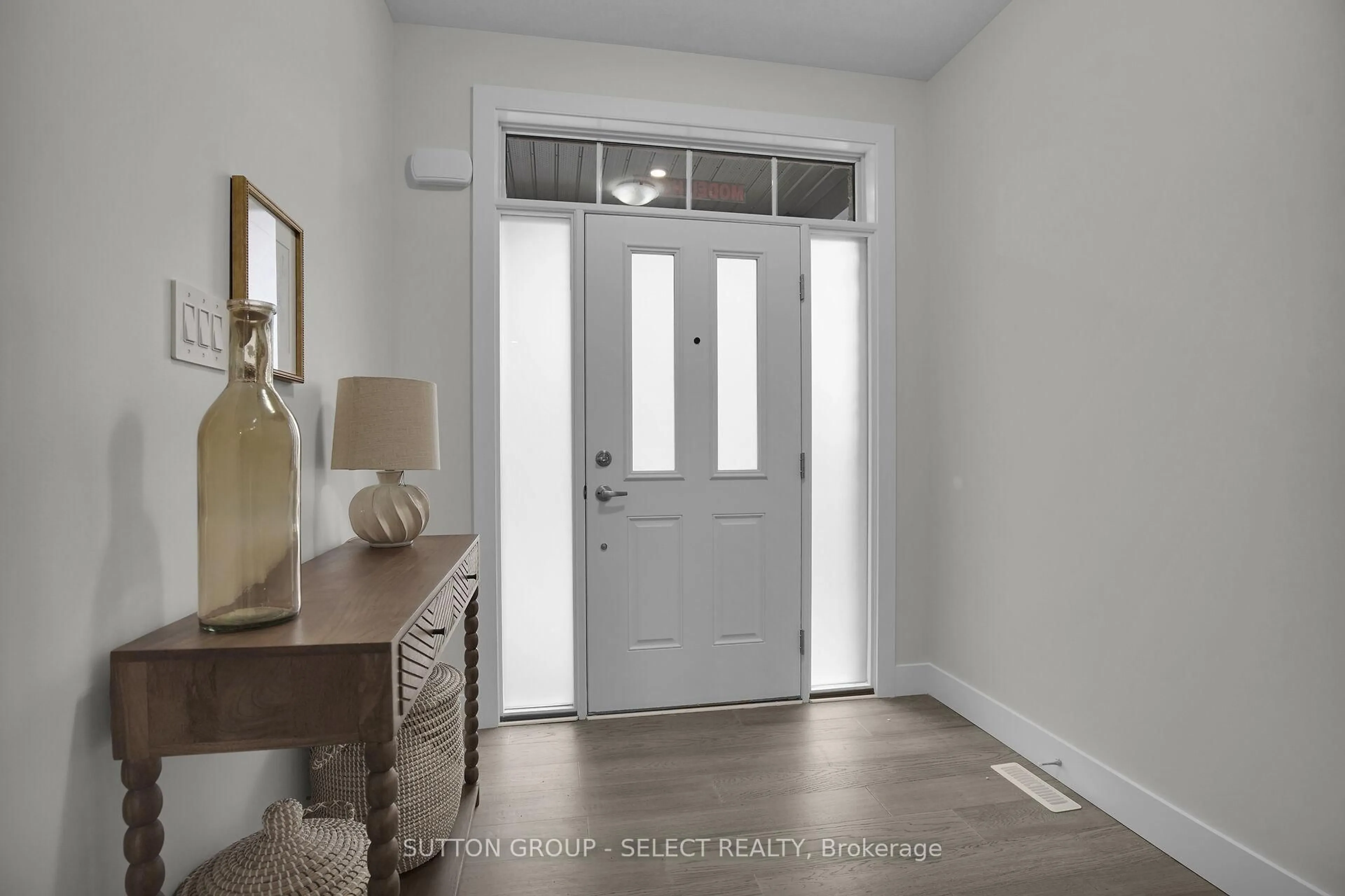 Indoor entryway for 7966 Fallon Dr #17, Lucan Biddulph Ontario N0M 1V0