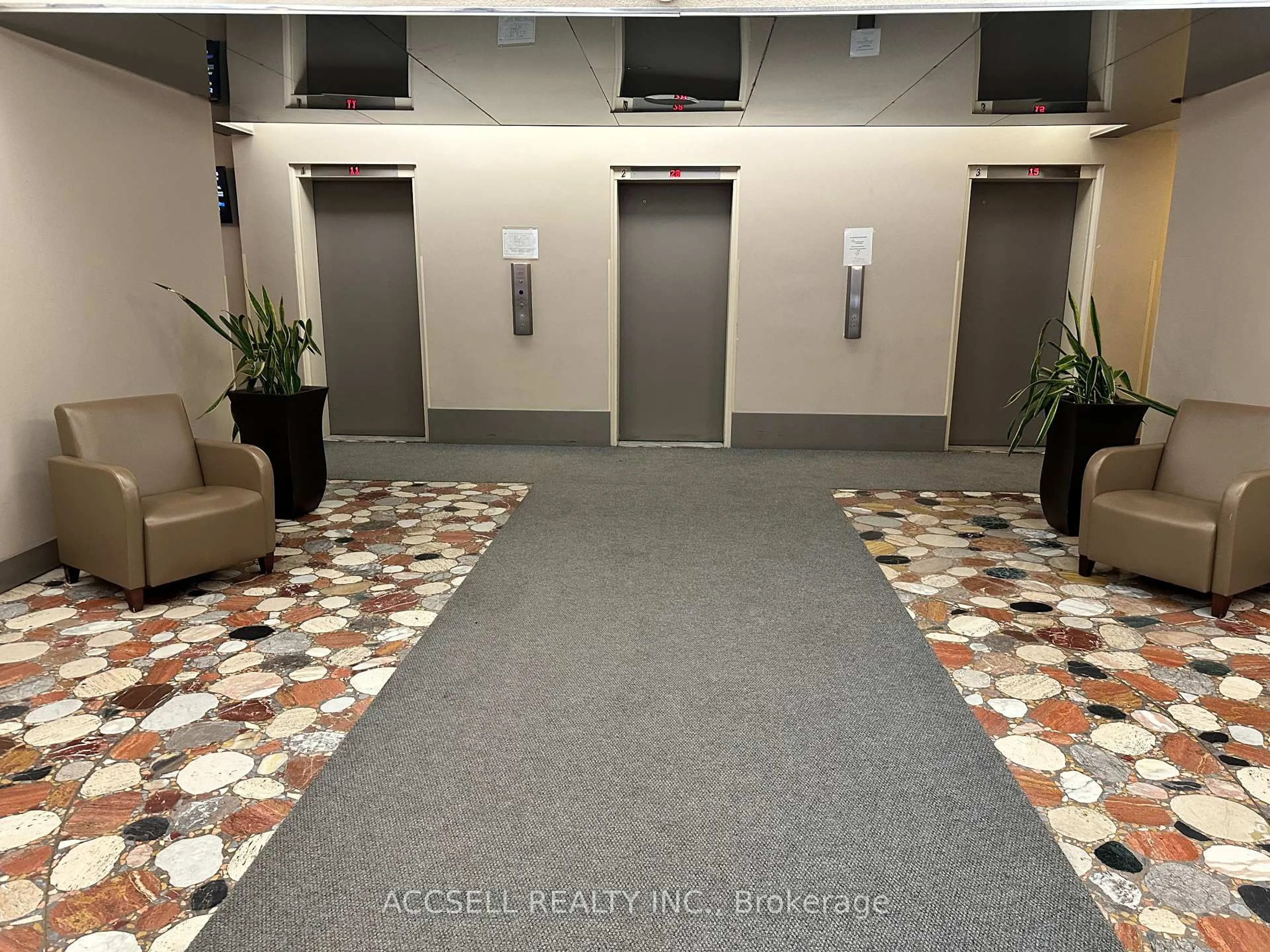 Indoor foyer for 1785 Frobisher Lane, Ottawa Ontario K1G 3T7