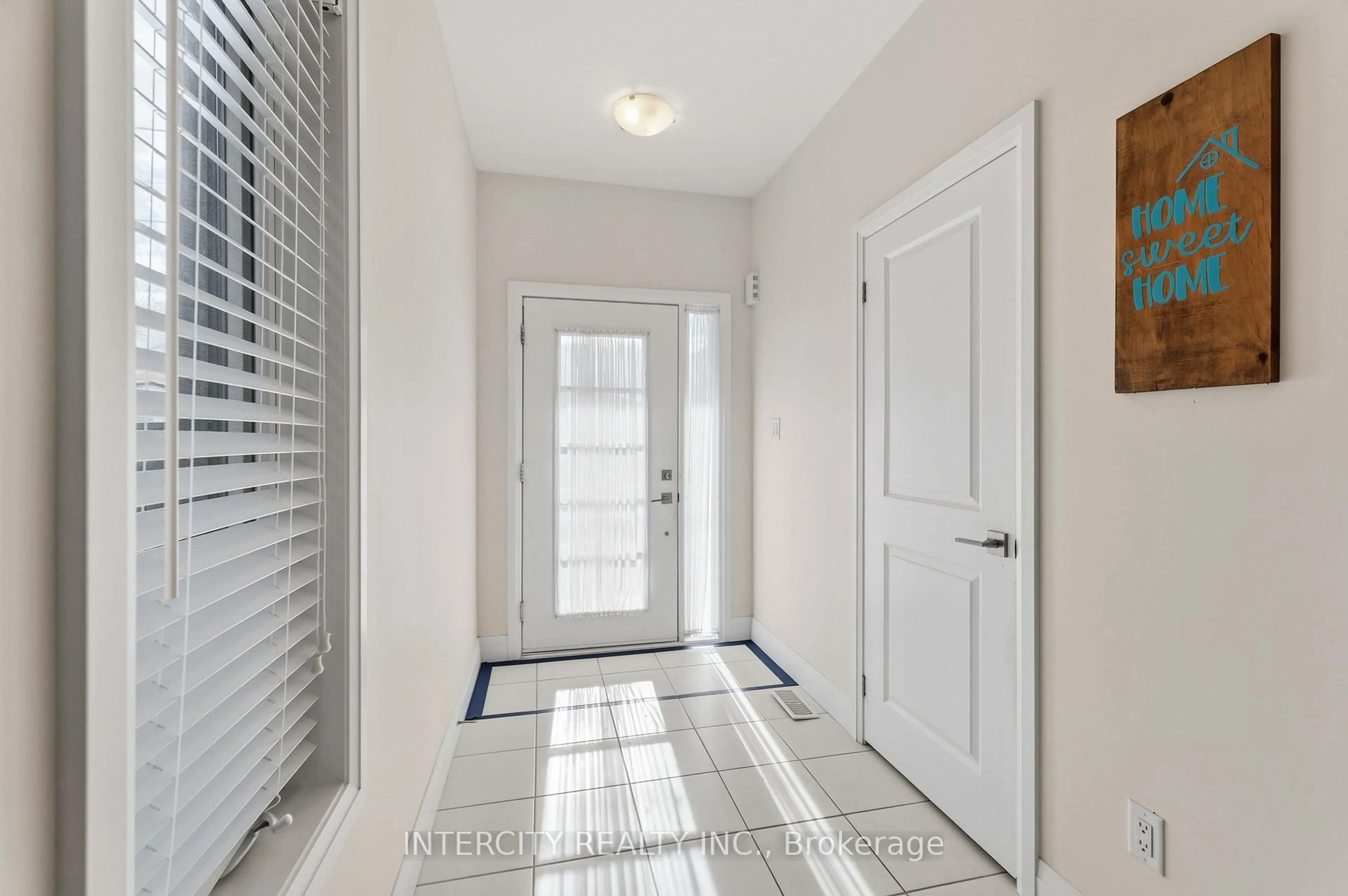 Indoor entryway for 6679 Cropp St, Niagara Falls Ontario L2E 0B7