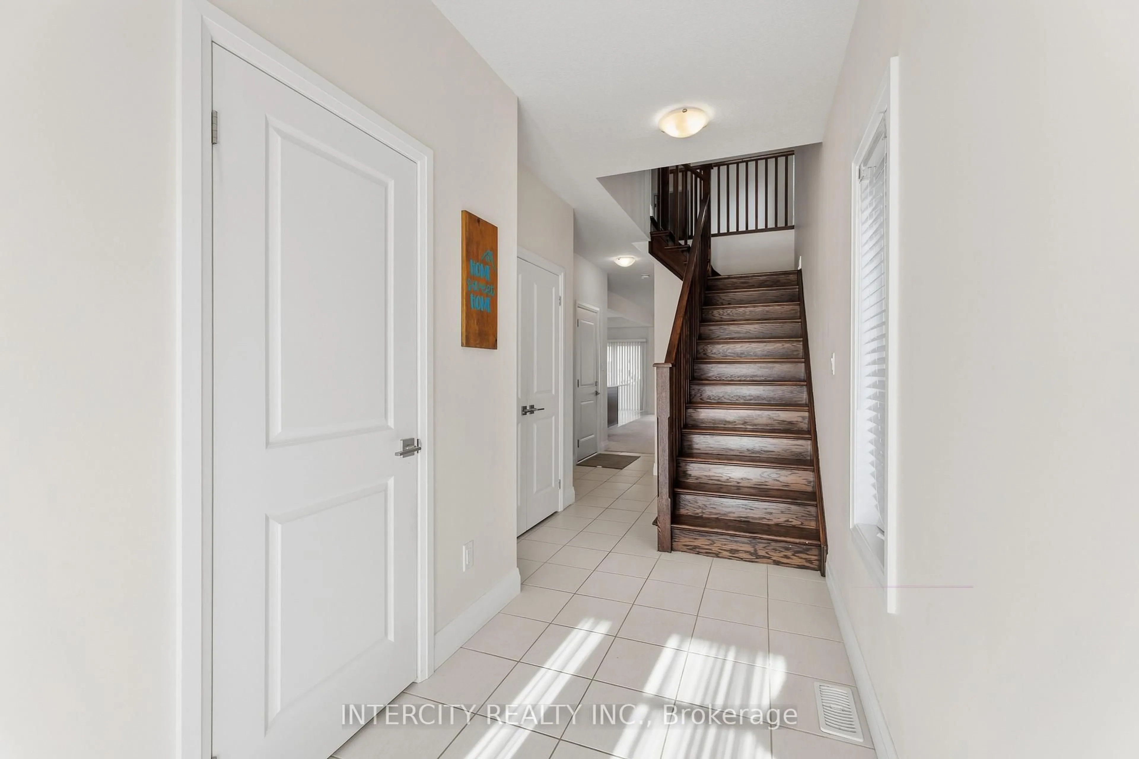 Indoor entryway for 6679 Cropp St, Niagara Falls Ontario L2E 0B7