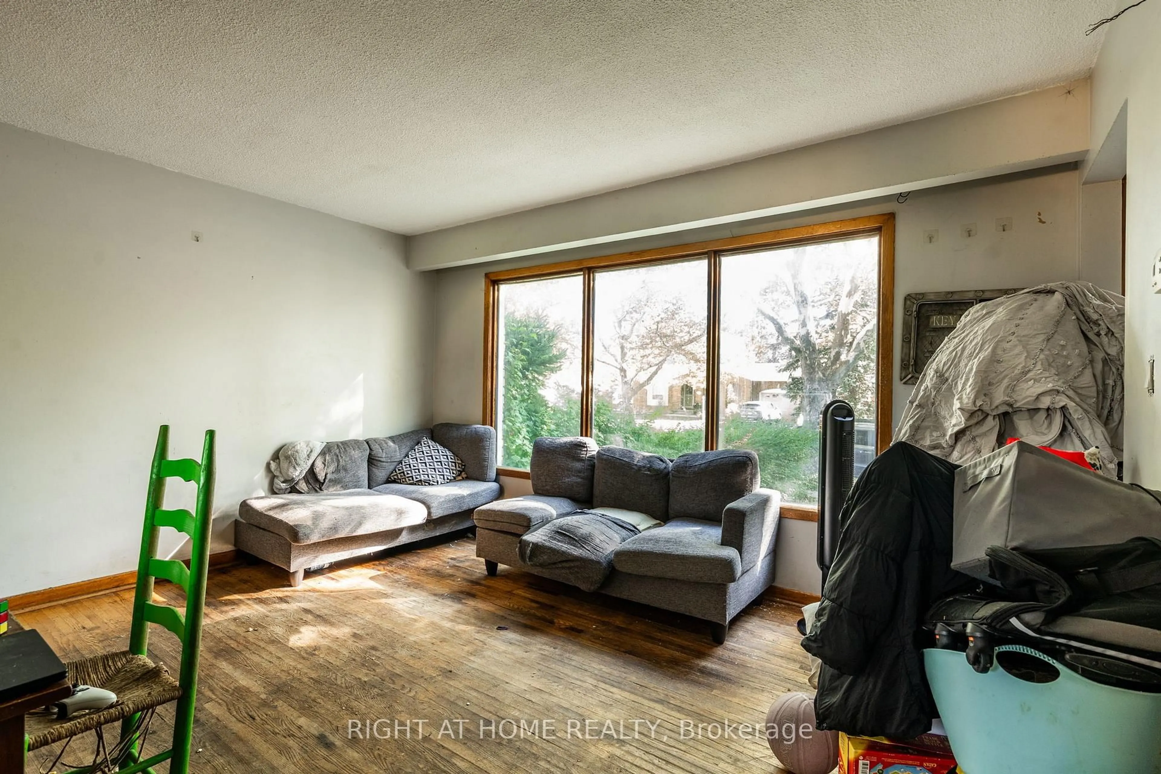 Living room with furniture, wood/laminate floor for 4363 Meadowvale Dr, Niagara Falls Ontario L2E 5W8